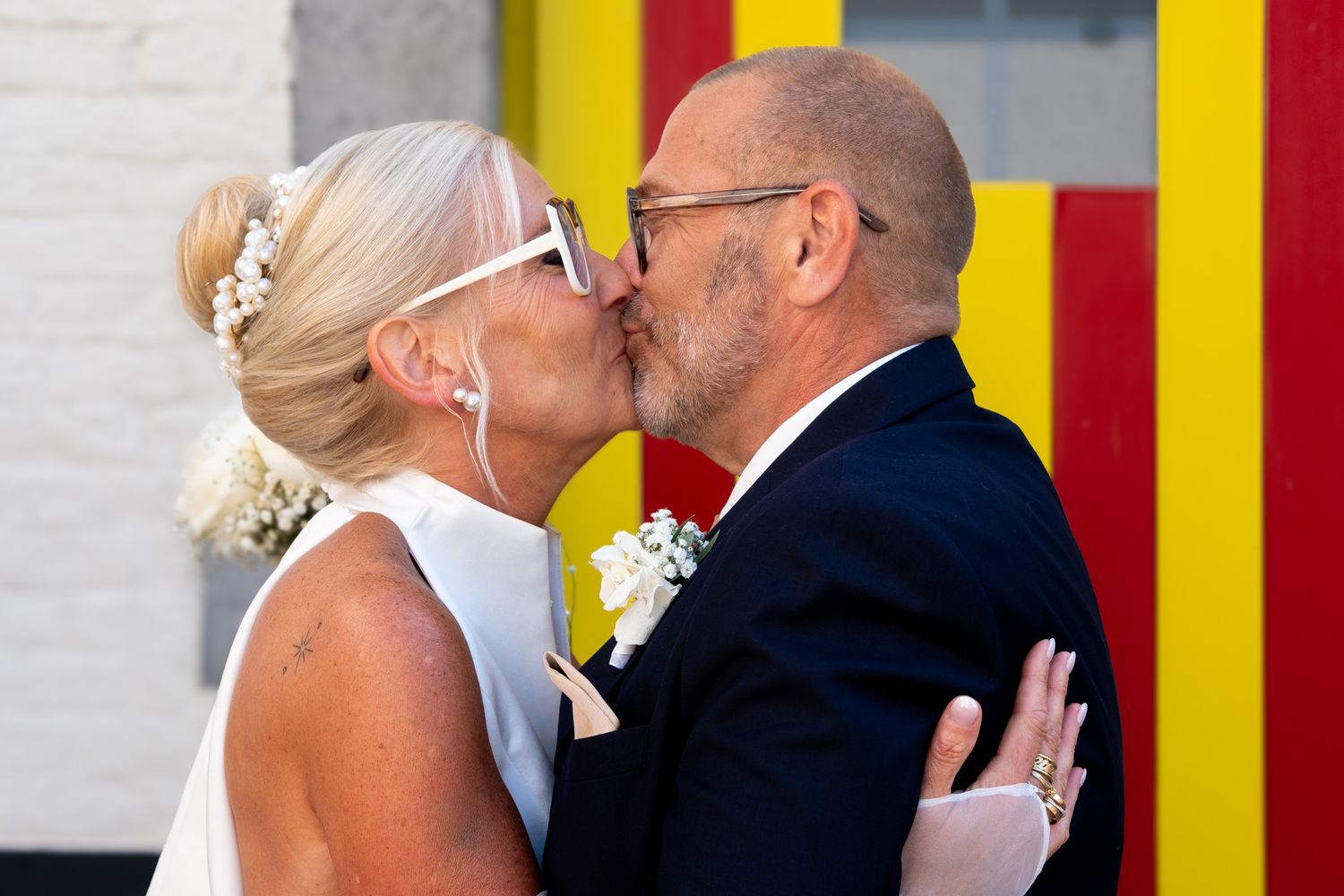 Photographie de mariage en exterieur de jour baiser des deux mariés après la découverte par le photographe professionel Jérémie Botte.
