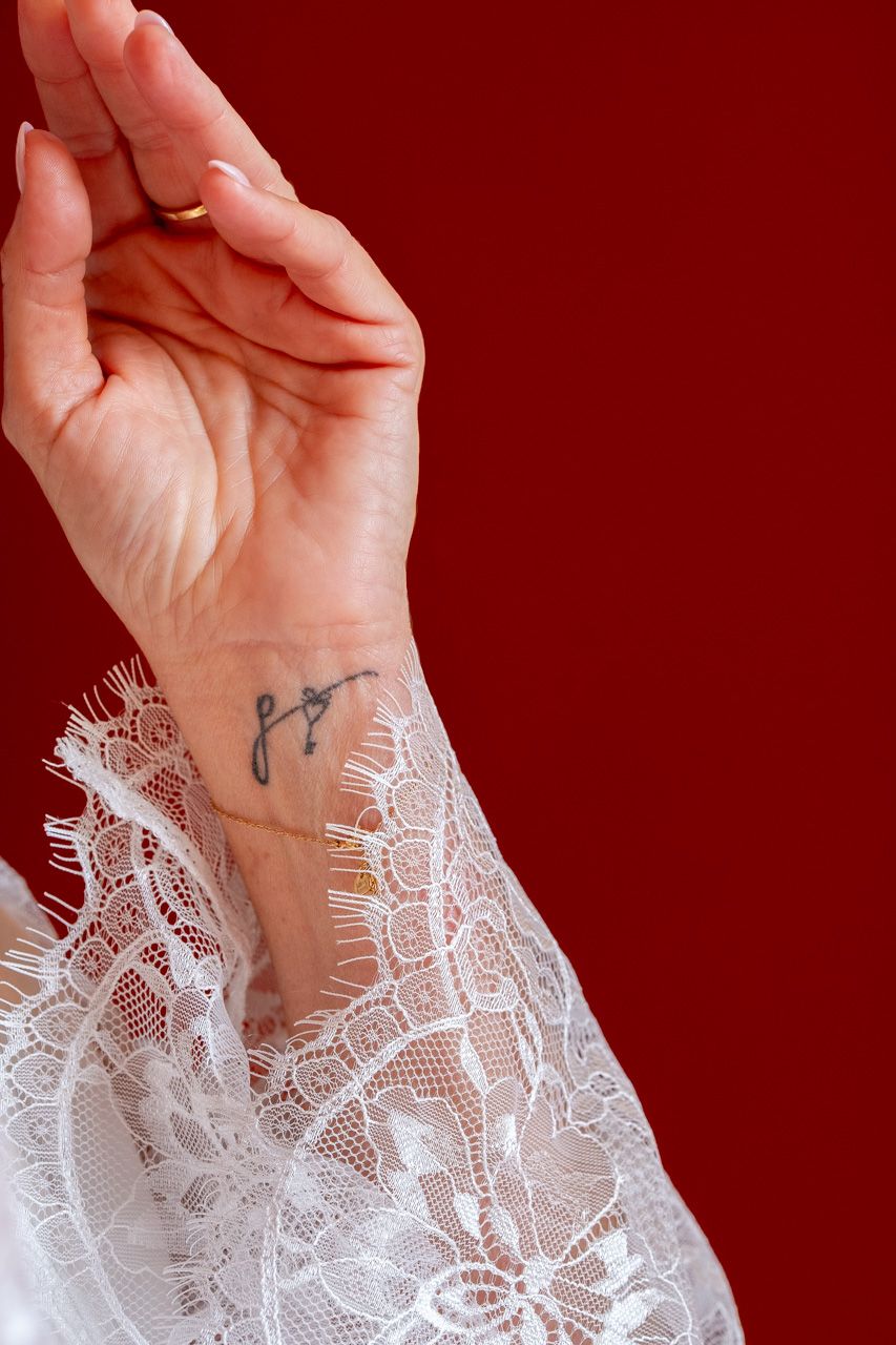 Photographie de mariage en interieur des préparations et close-up par le photographe professionel Jérémie Botte.