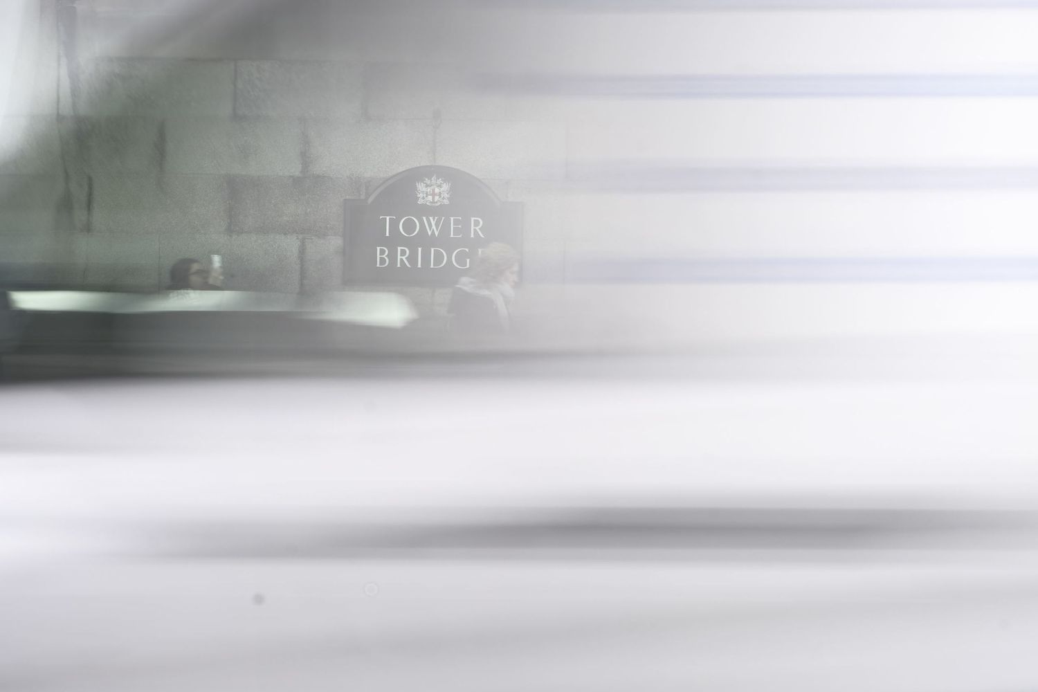Effet de flou artistique en mouvement laissant apparaître un panneau 