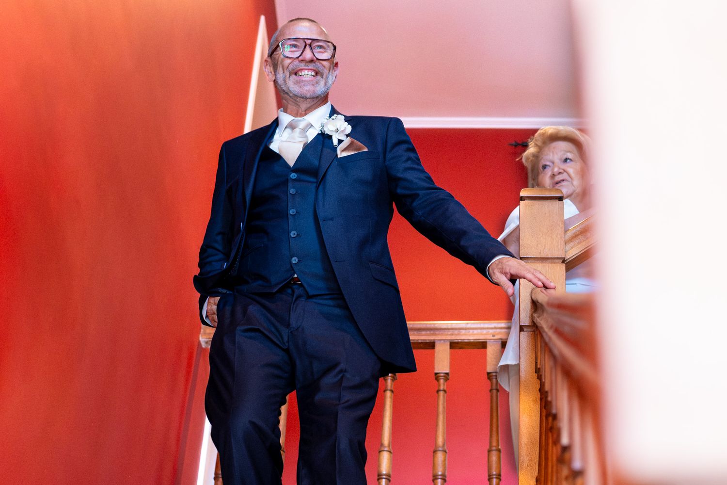 Photographie de mariage en interieur du marié et de la maman avant la découverte par le photographe professionel Jérémie Botte.