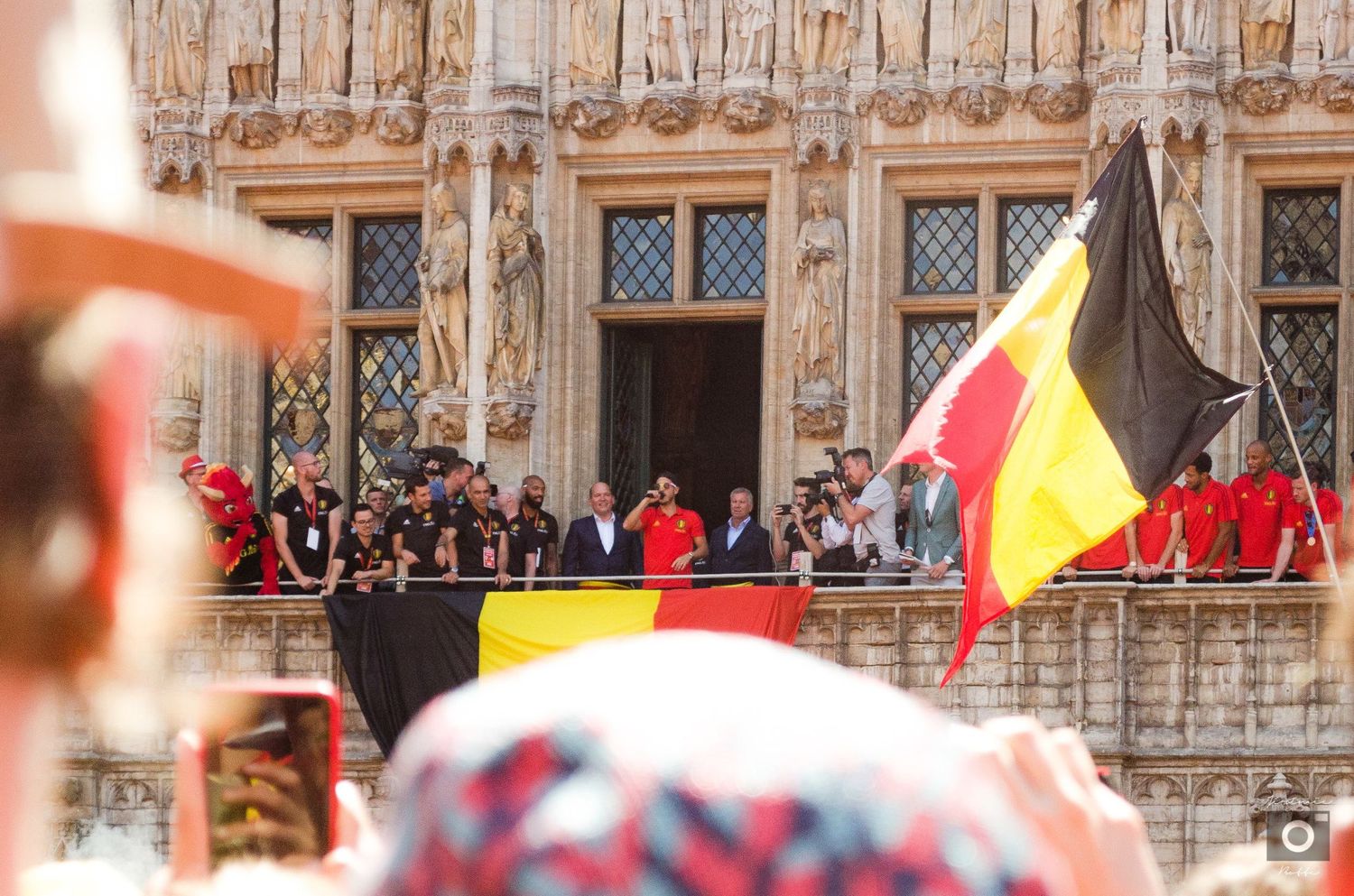 Les Diables Rouges sur le balcon de l'Hotel de Ville de Bruxelles pour la célébration de la Coupe du Monde de Football en 2018 par J. Botte.