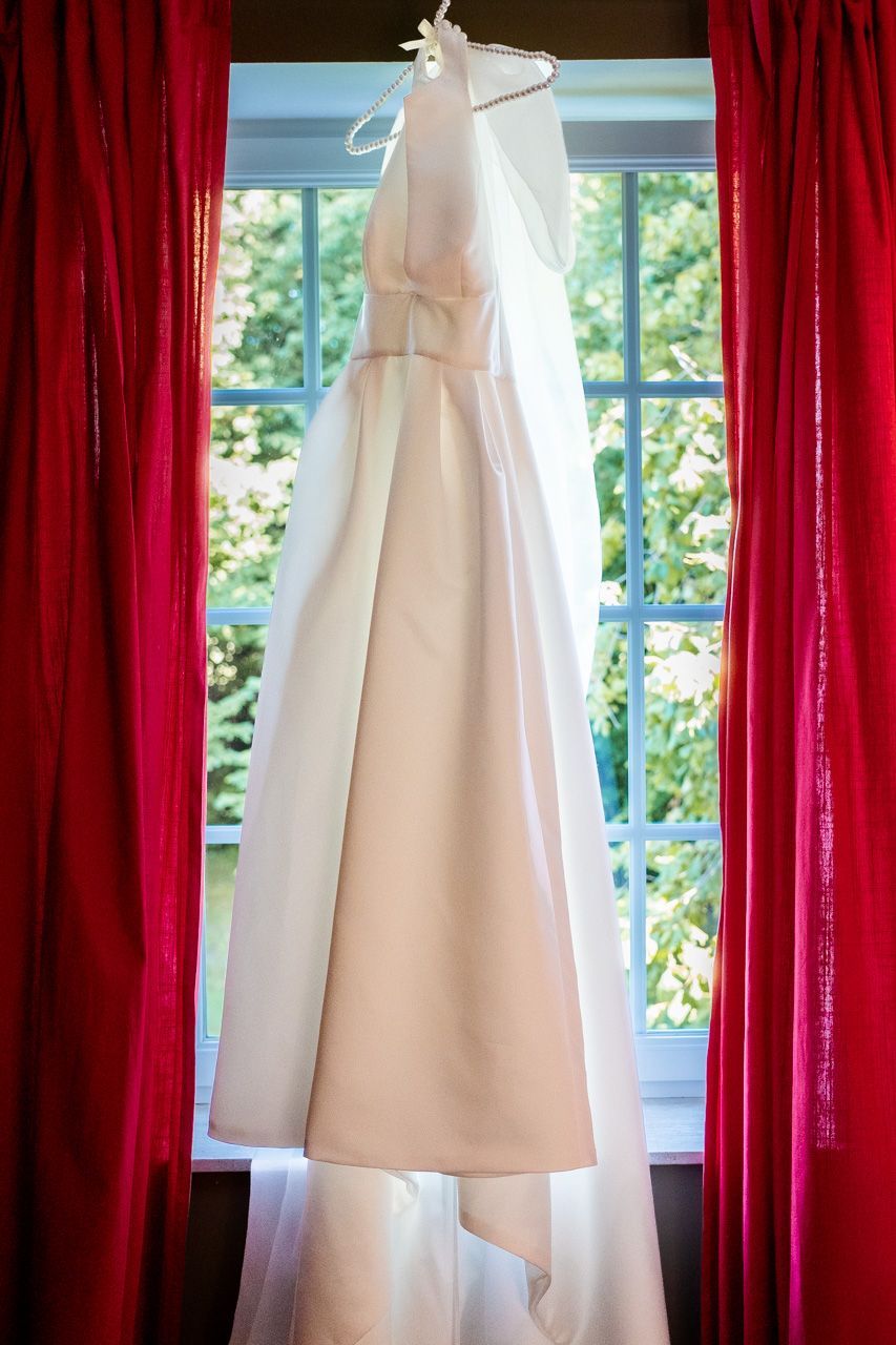 Photographie de mariage en interieur des préparations et détails de la robe de la mariée par le photographe professionel Jérémie Botte.