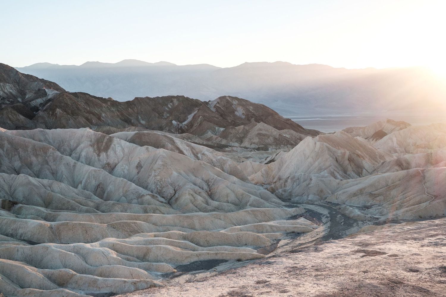 Les vagues de sédiments des collines de Zabriskie Point éclairées par le soleil couchant dans la vallée de la Mort, par Jérémie Botte.