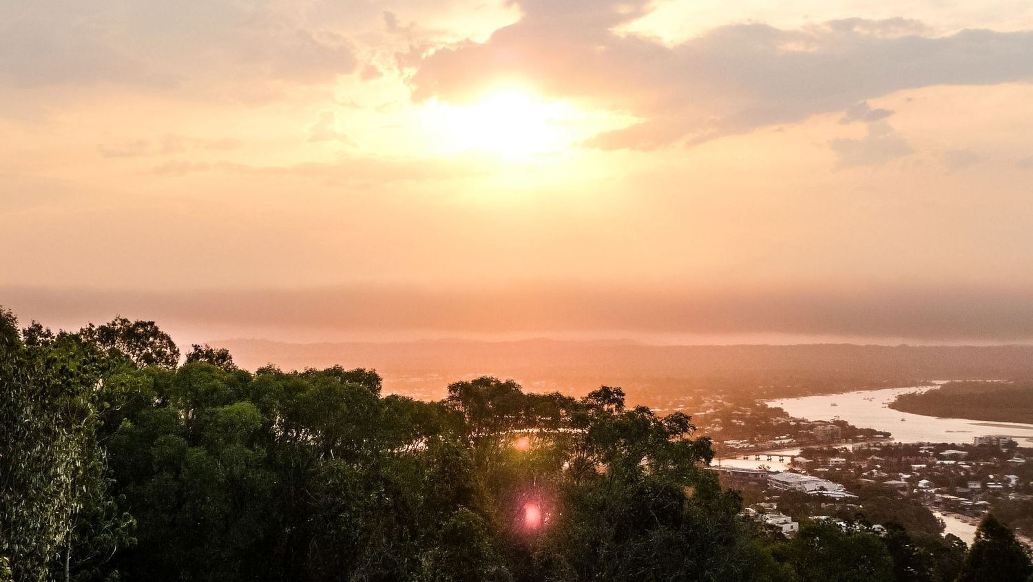 Vue aérienne d'une rivière serpentant au dessus de Noosa au coucher du soleil en Australie, par Jérémie Botte.
