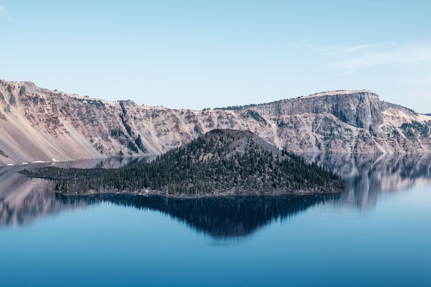 L'île de Wizard Island se reflétant à la surface des eaux bleues de Crater Lake dans l'Oregon, par Jérémie Botte.