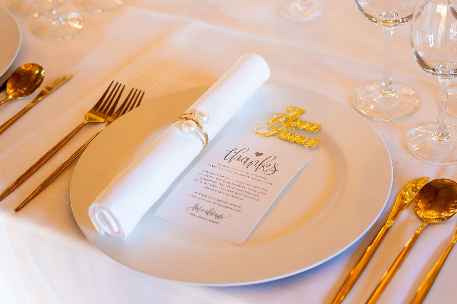 Photographie de mariage en intérieur de la table dresée pour le repas par le photographe professionel Jérémie Botte.