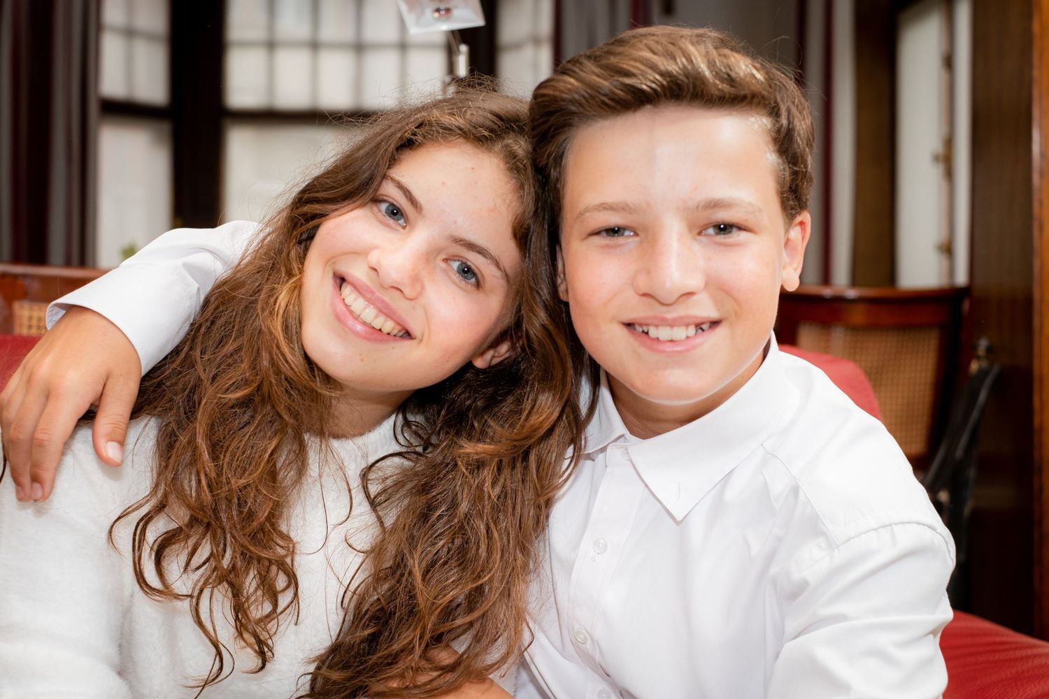 Portrait souriant de deux adolescents, une fille et un garçon, bras dessus bras dessous par Jérémie Botte.