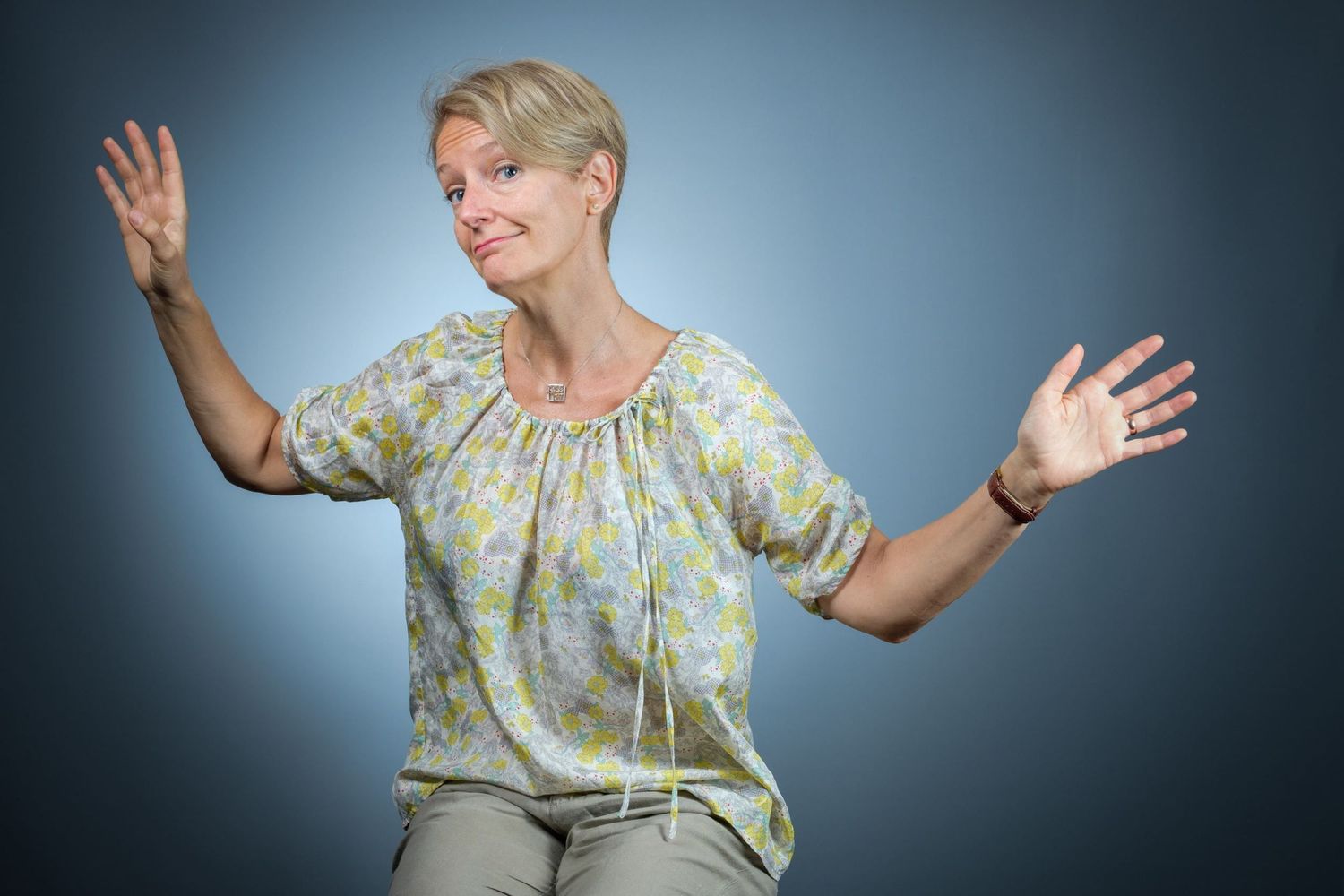 Portrait professionnel en studio d'une femme expressive sur fond bleu par le photographe de portrait Jérémie Botte à Bruxelles.