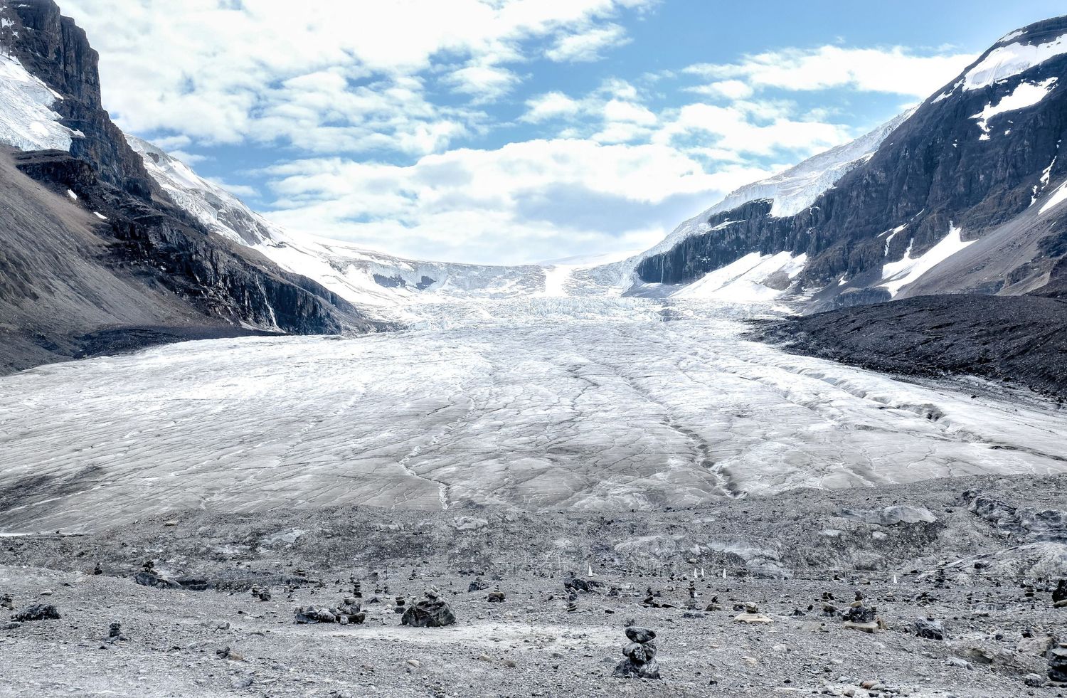 L'immensité du glacier d'Athabasca encadrée par des montagnes rocheuses au Canada, par Jérémie Botte.