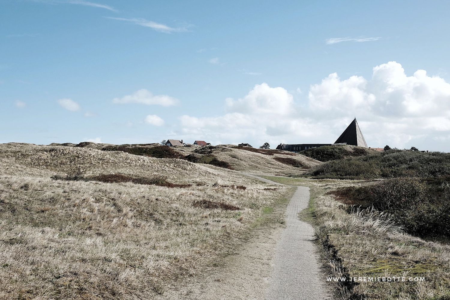 Eglise entourée de dunes et polders sur l'ile de Spiekeroog en Allemagne par Jérémie Botte.