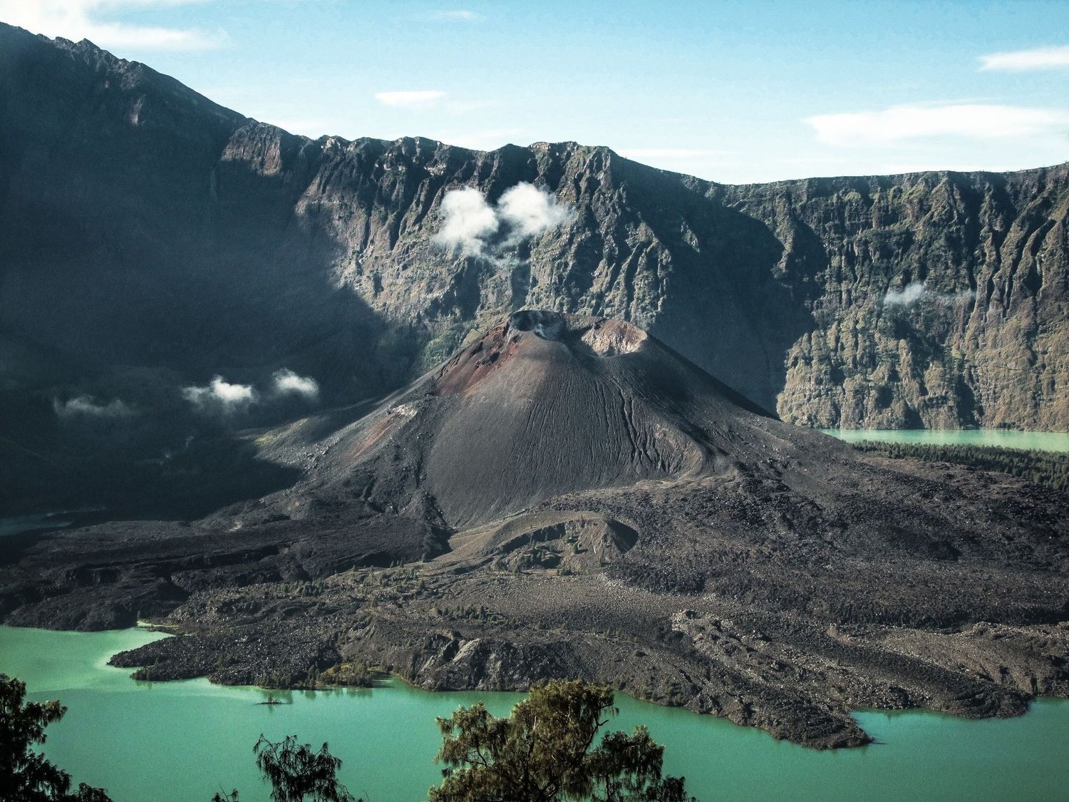 Vue panoramique sur le cratère et le lac volcanique du mont Rinjani en Indonésie, par Jérémie Botte.