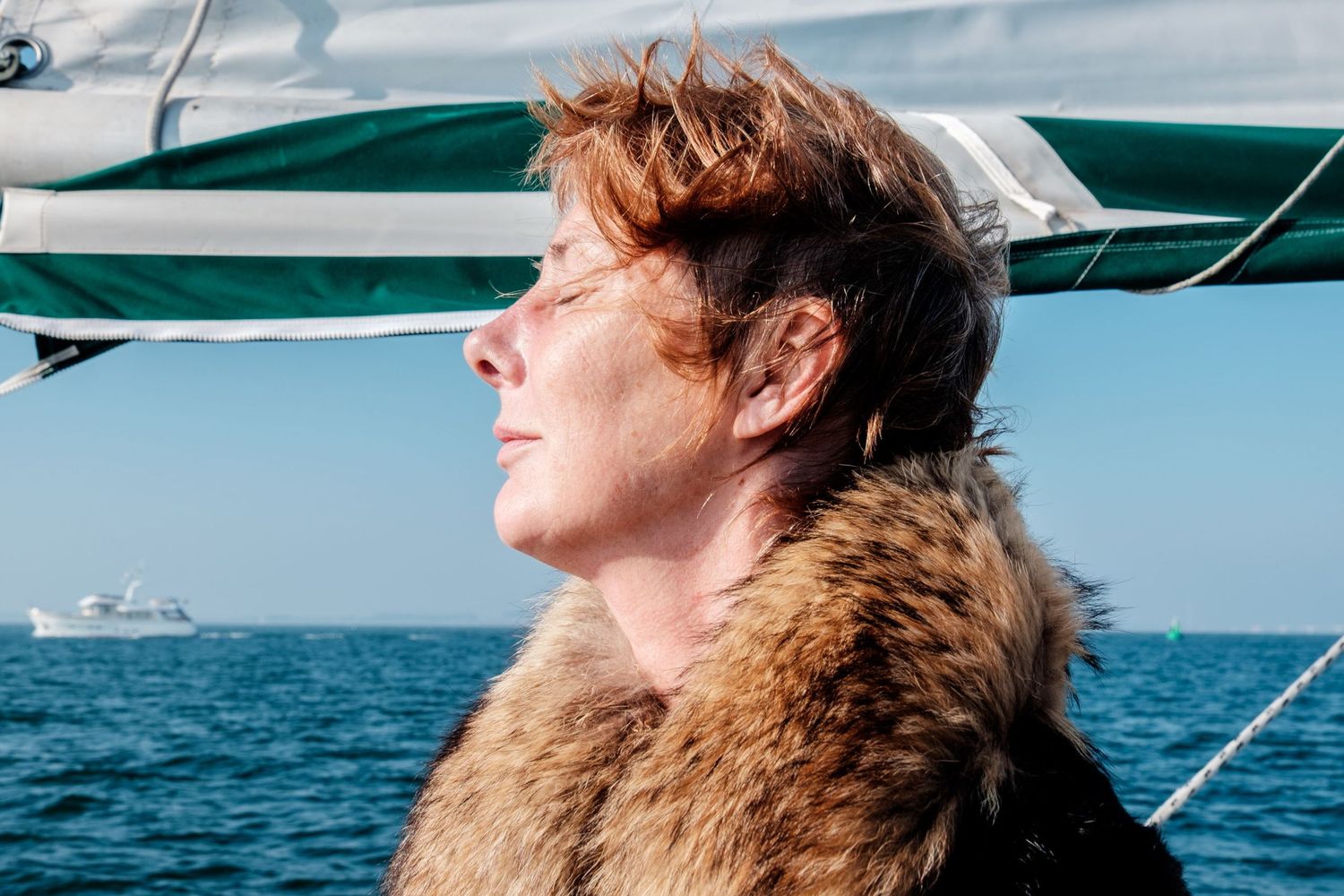 Anne Gruwez, juge d'instruction belge, prenant un bain de soleil sur un voilier en Zélande aux Pays-Bas.