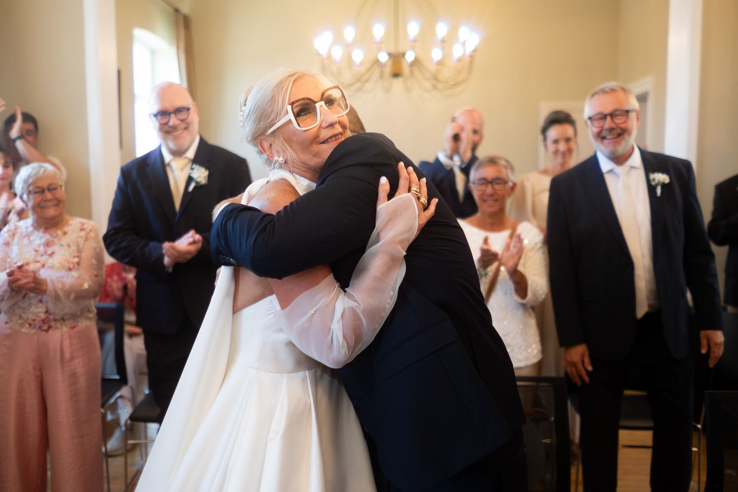 Photographie de mariage en intérieur de jour des deux mariés durant la cérémonie par le photographe professionel Jérémie Botte.