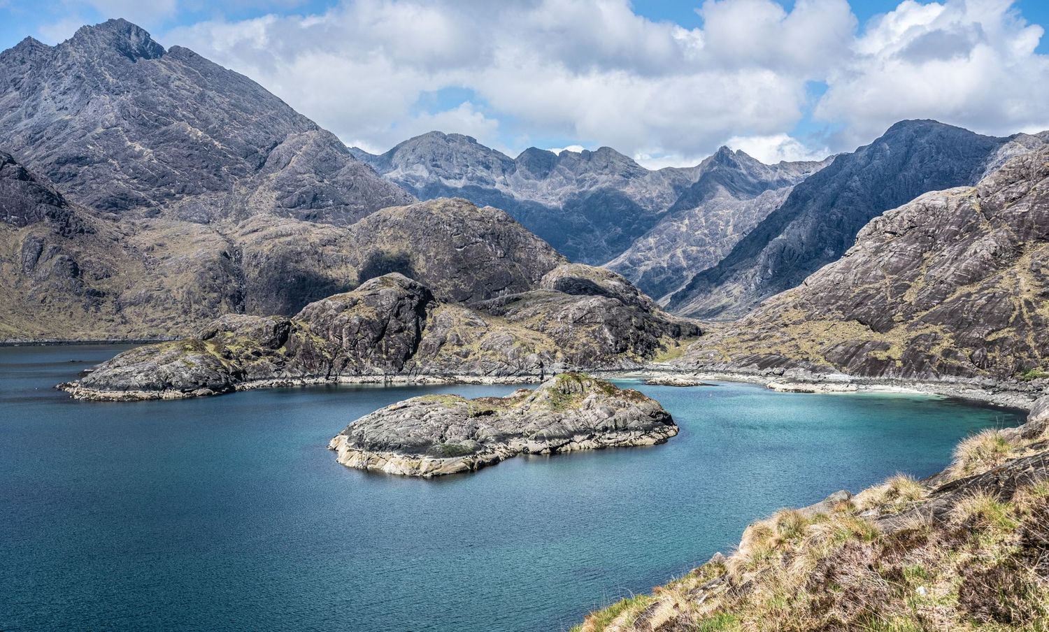 Un lac bleu niché au cœur des montagnes escarpées et sauvages de l'Écosse par Jérémie Botte