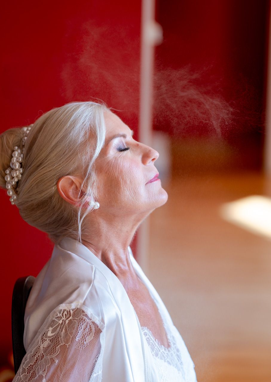 Photographie de mariage en interieur des préparations et make-up par le photographe professionel Jérémie Botte.
