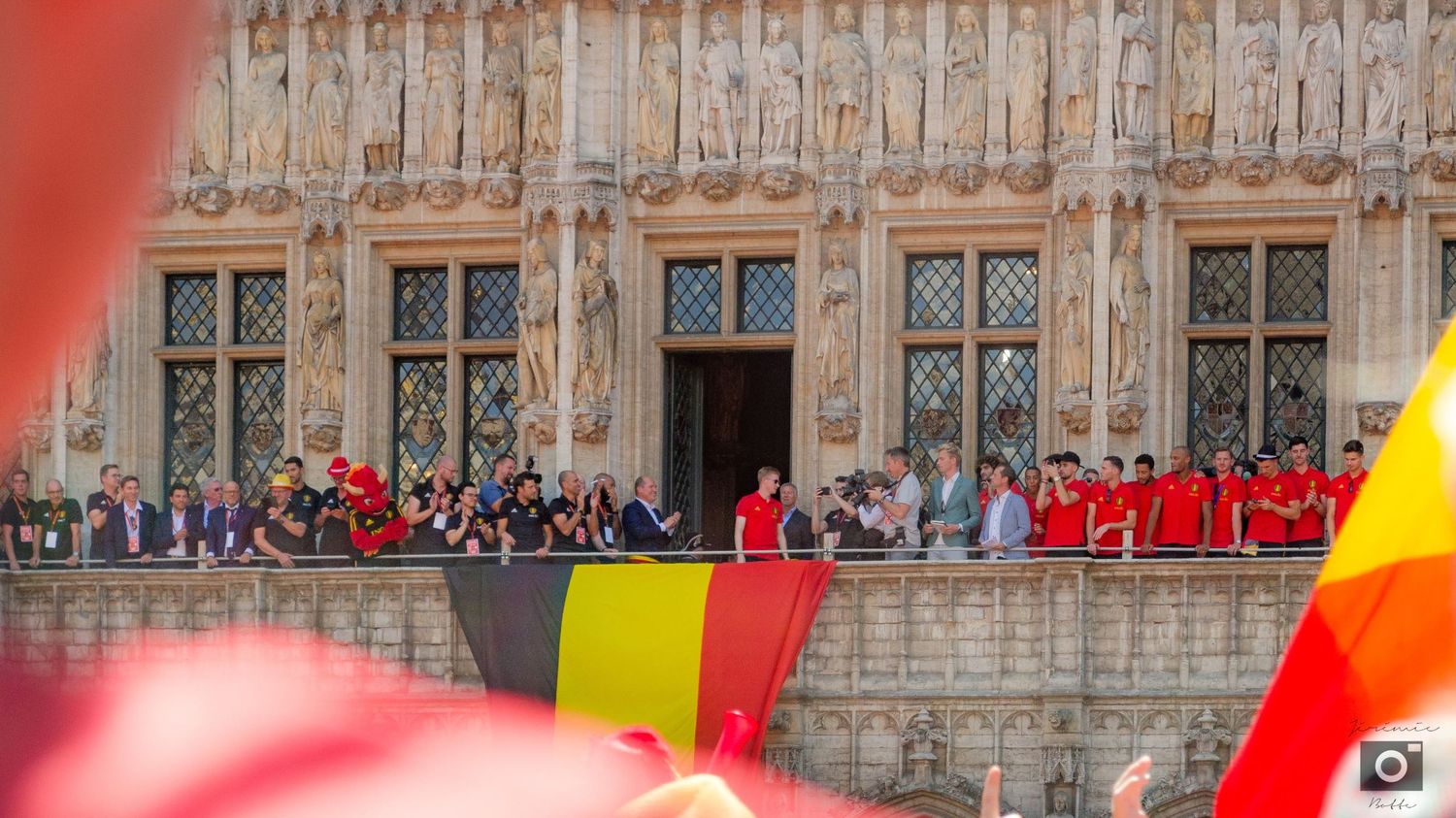 Les Diables Rouges sur le balcon de l'Hotel de Ville de Bruxelles pour la célébration de la Coupe du Monde de Football en 2018 par J. Botte.