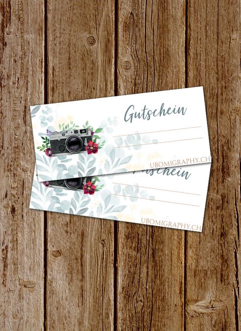 Gutscheine für Fotoshootings auf einem Holztisch. Das perfekte Geschenk für Familienfotos oder Paarshootings, Solothurn.