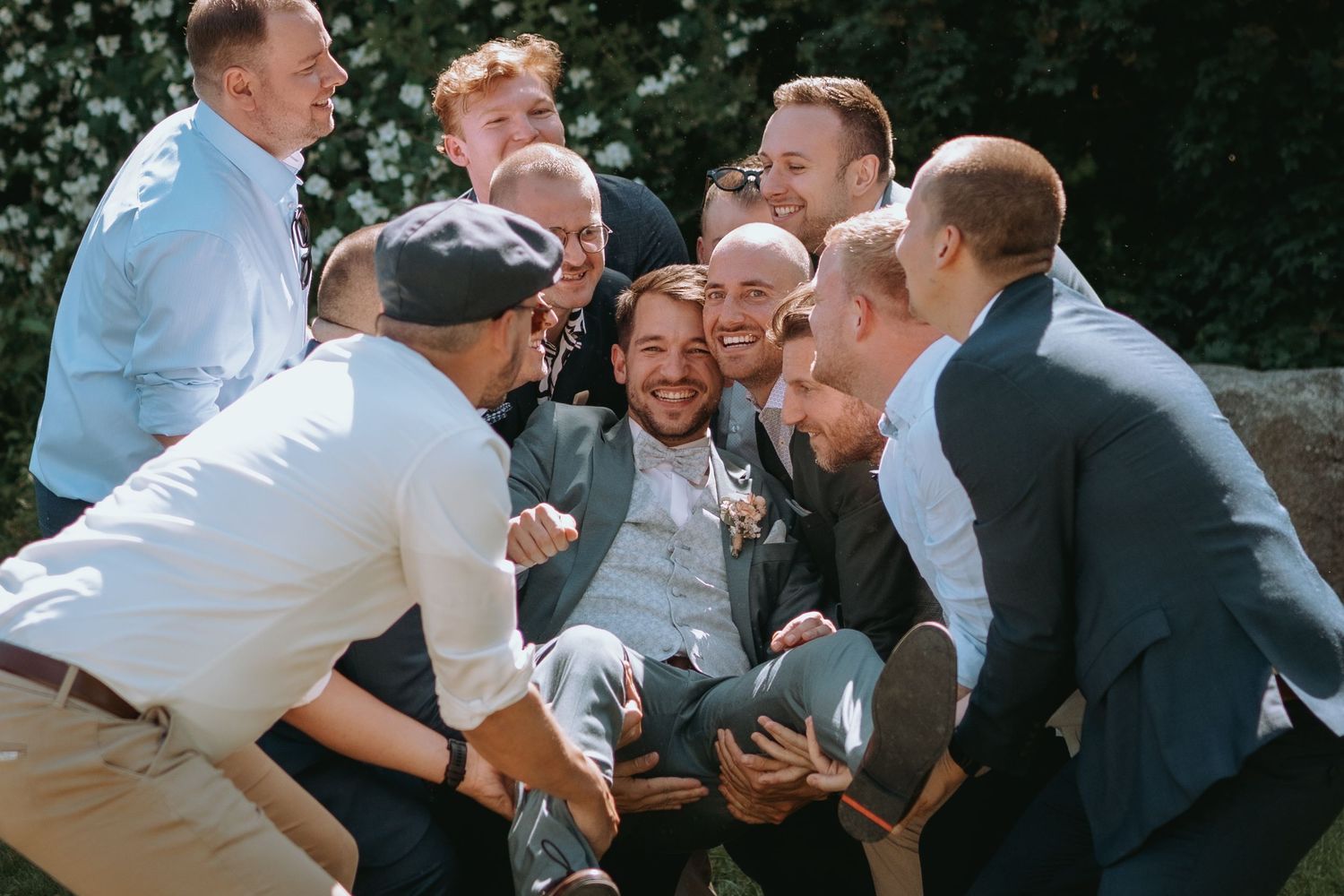 Bräutigam & Trauzeugen lachen im Freien – Hochzeitsfotografie Schweiz von Ubomigraphy.