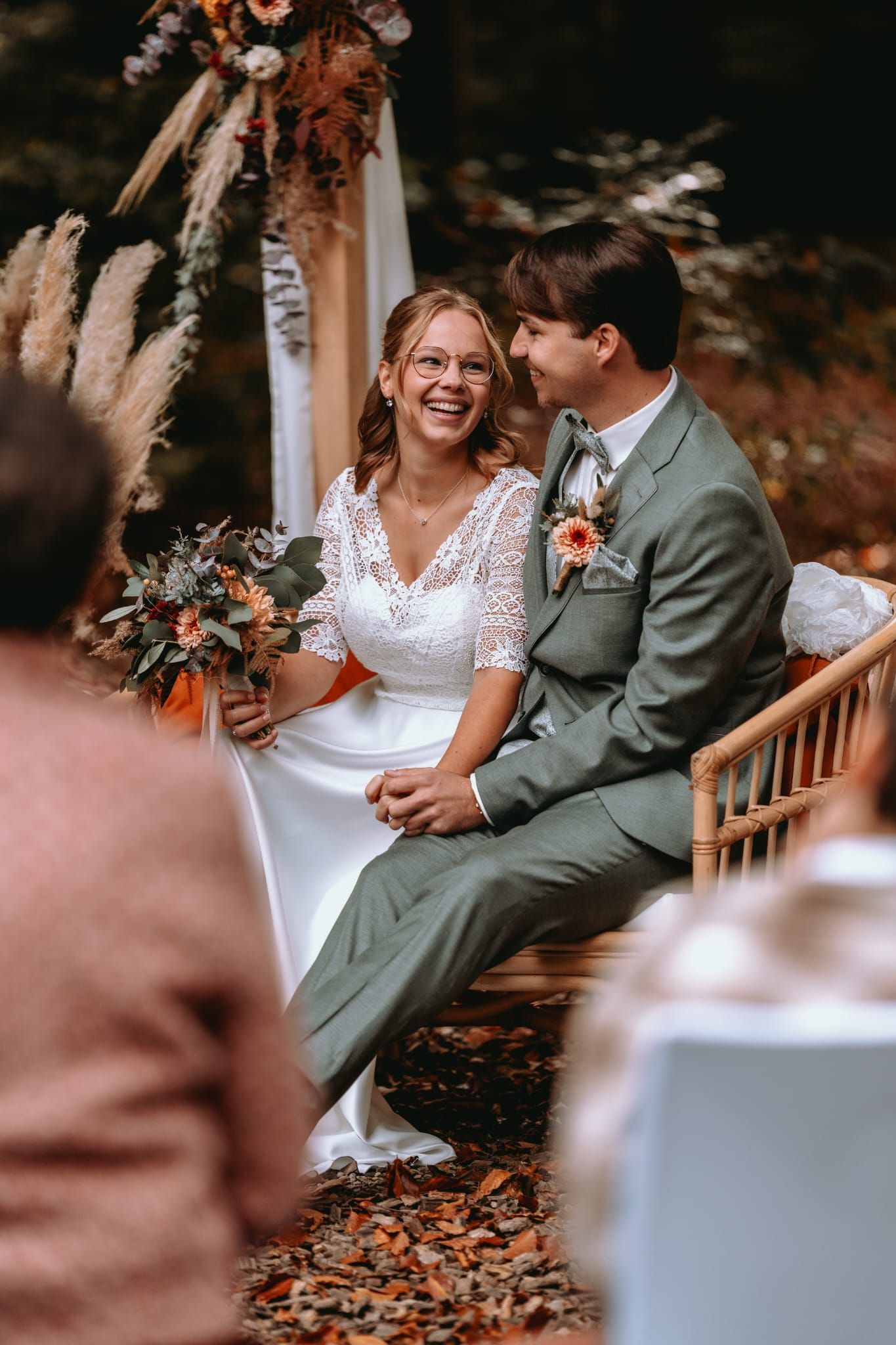 Lachendes Brautpaar im Freien – Hochzeitsfotograf & Familienfotograf Schweiz Ubomigraphy.