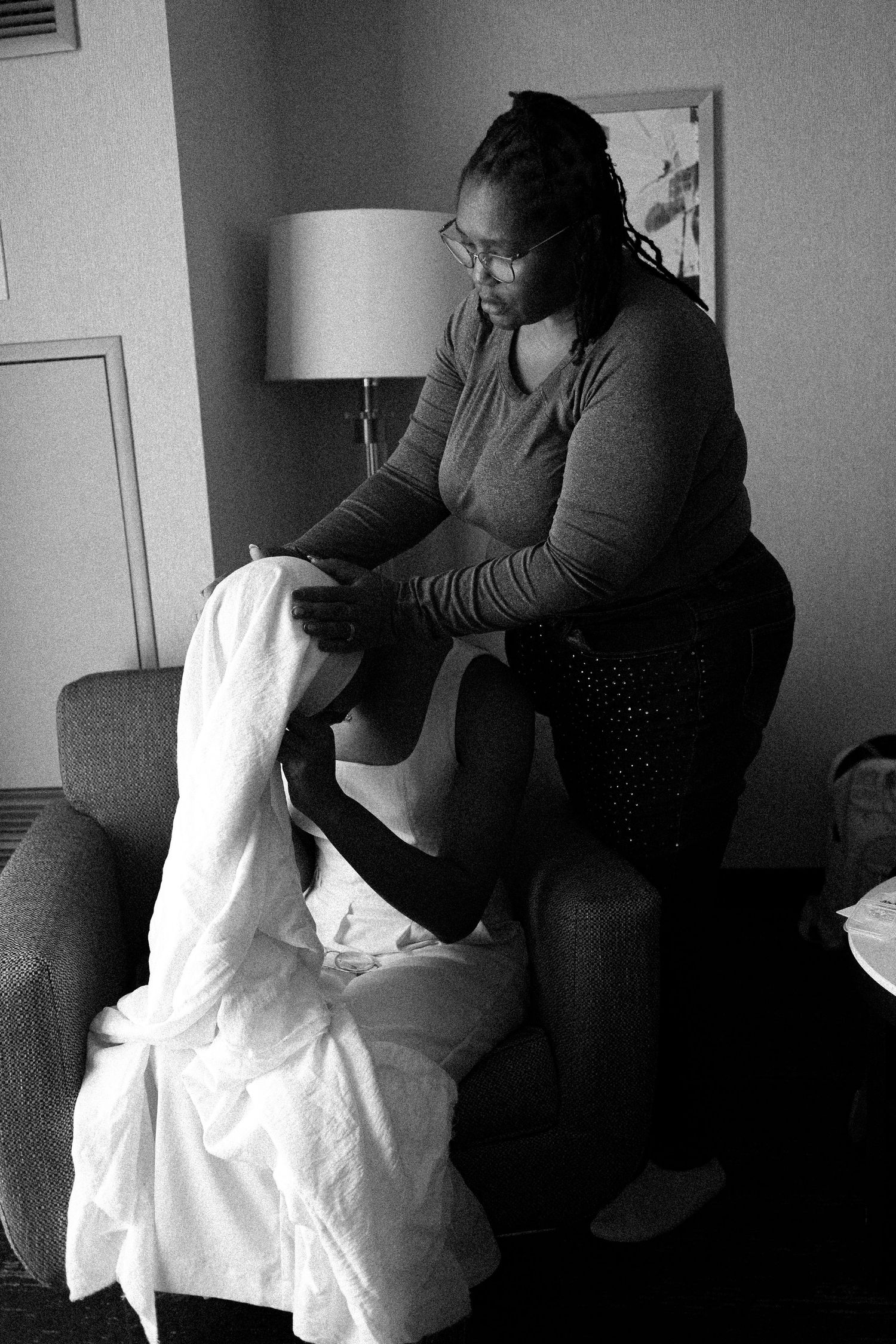 Bride getting ready with her mother at Chelsea Hotel Toronto
