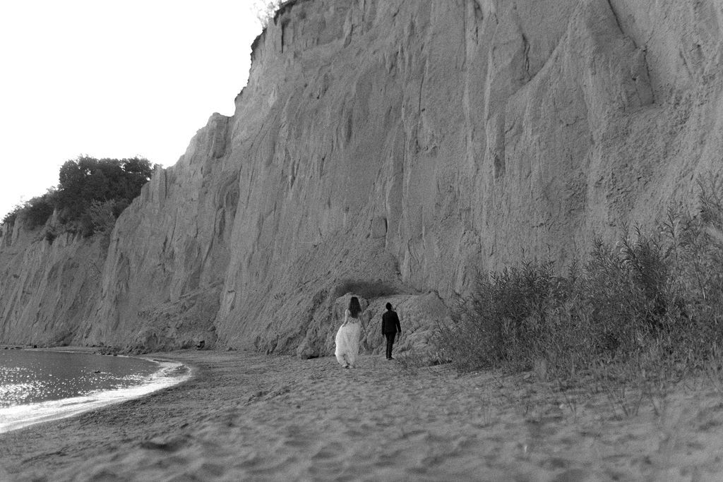 Summer elopement portraits with cliffs and lake in Toronto