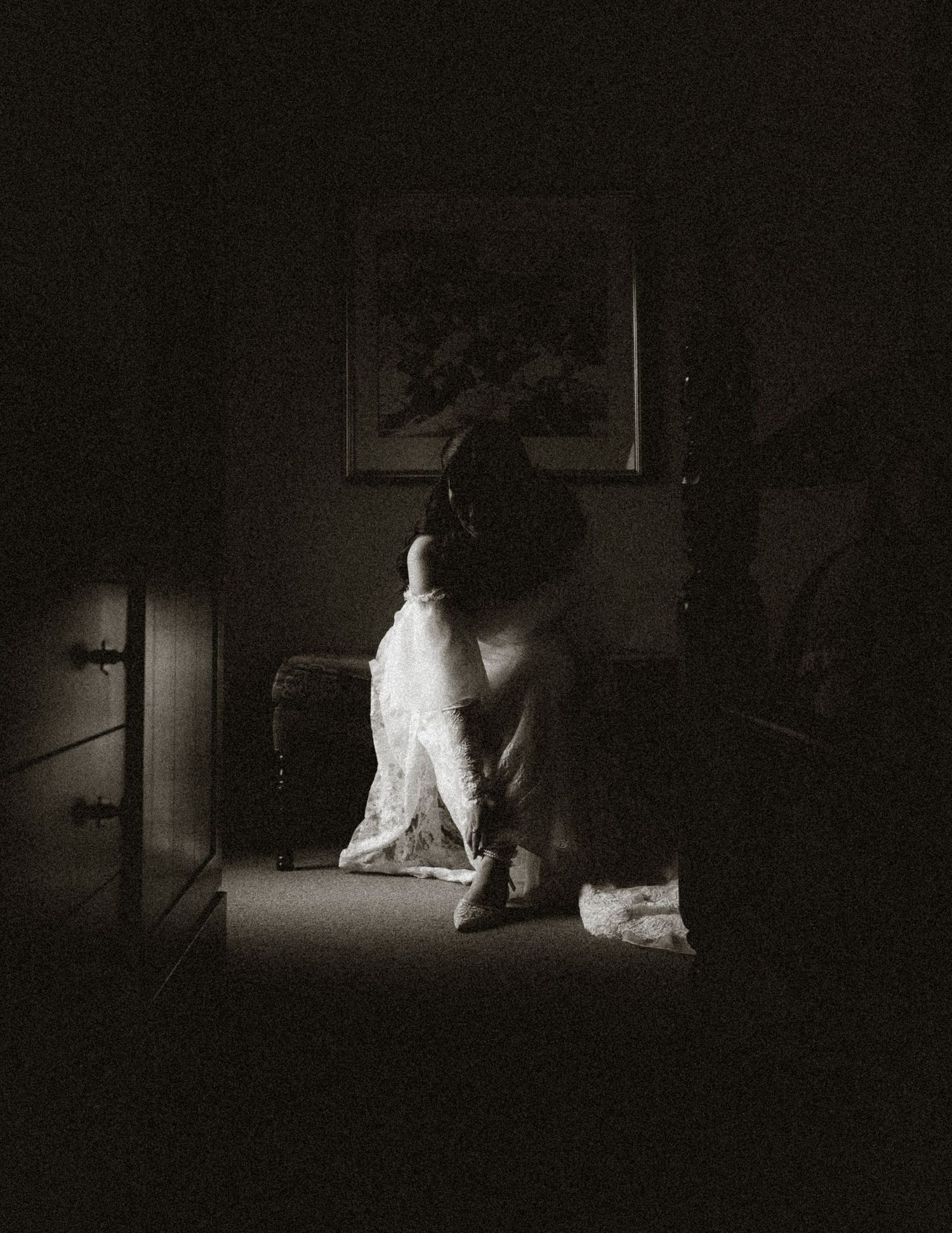 bride getting ready at Old Mill Toronto hotel king suite
