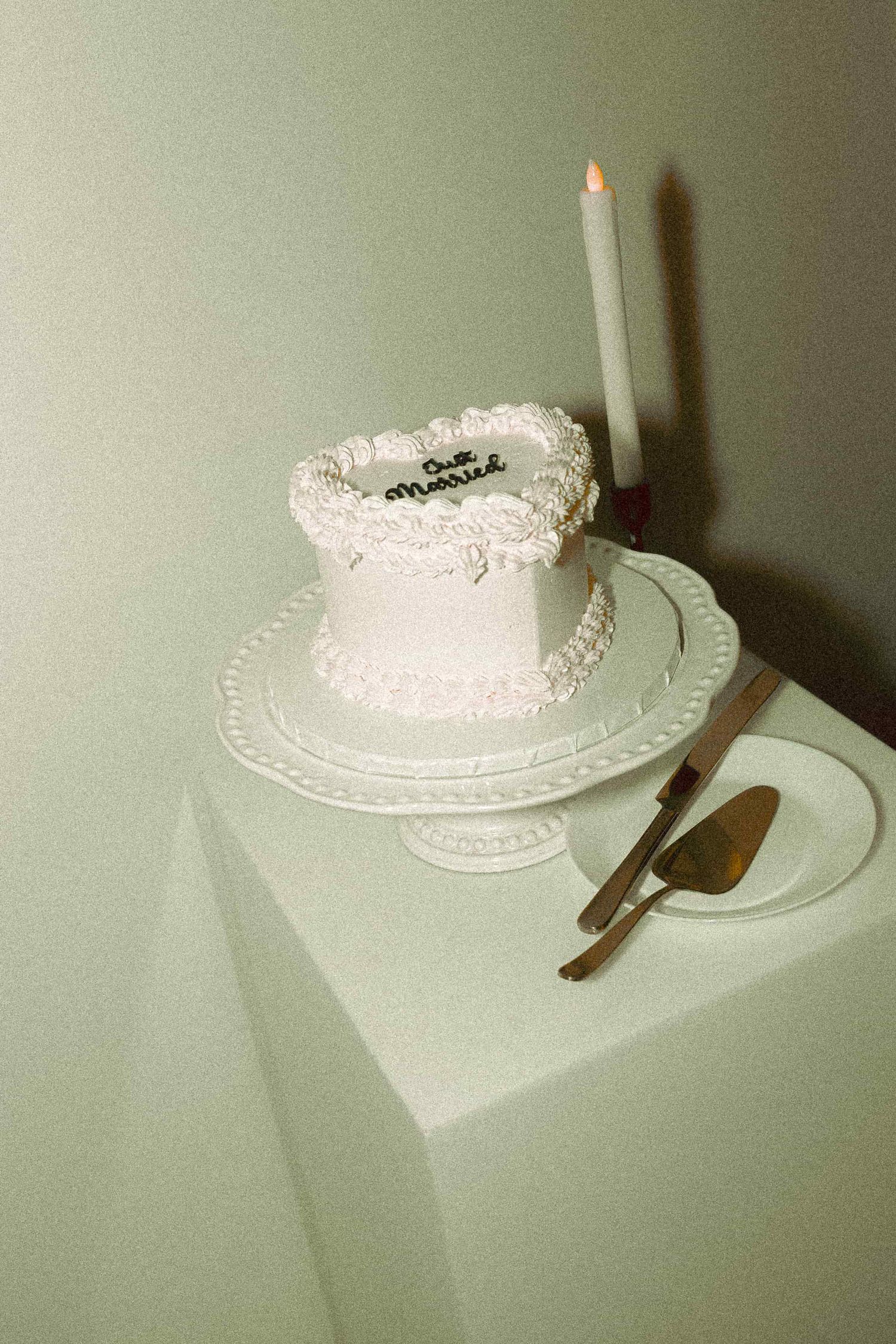 Retro-inspired wedding cake with vintage piping and decorative details.