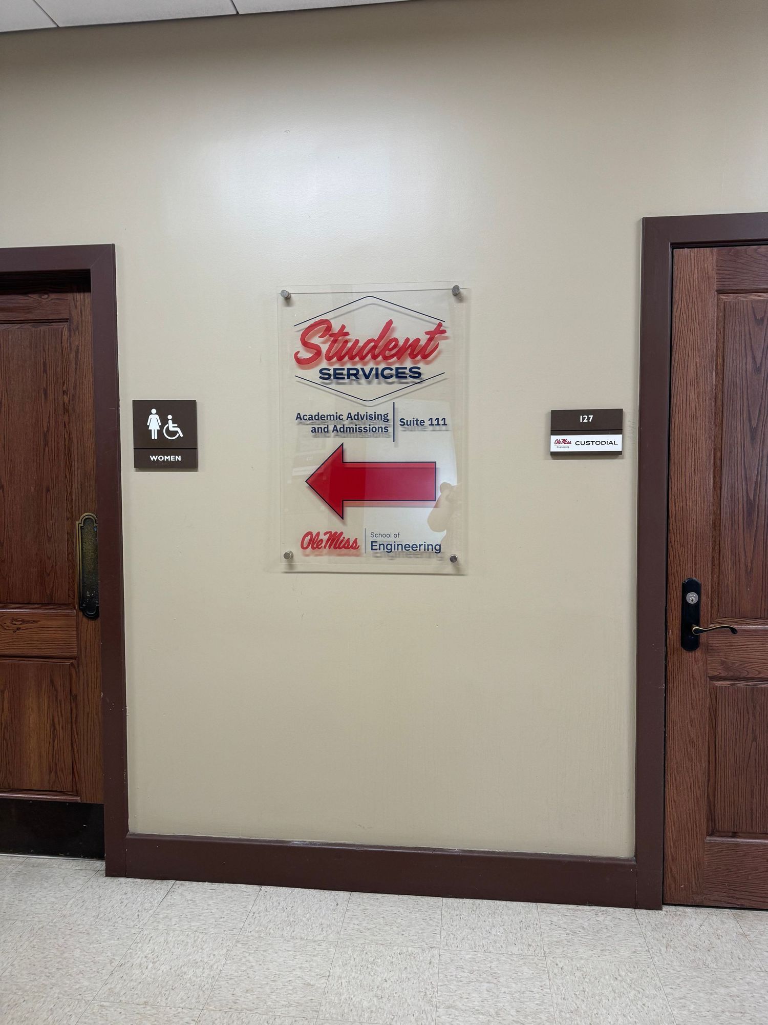 Ole Miss Engineering Student Services sign with red arrow directing to Academic Advising and Admissions Suite 111.