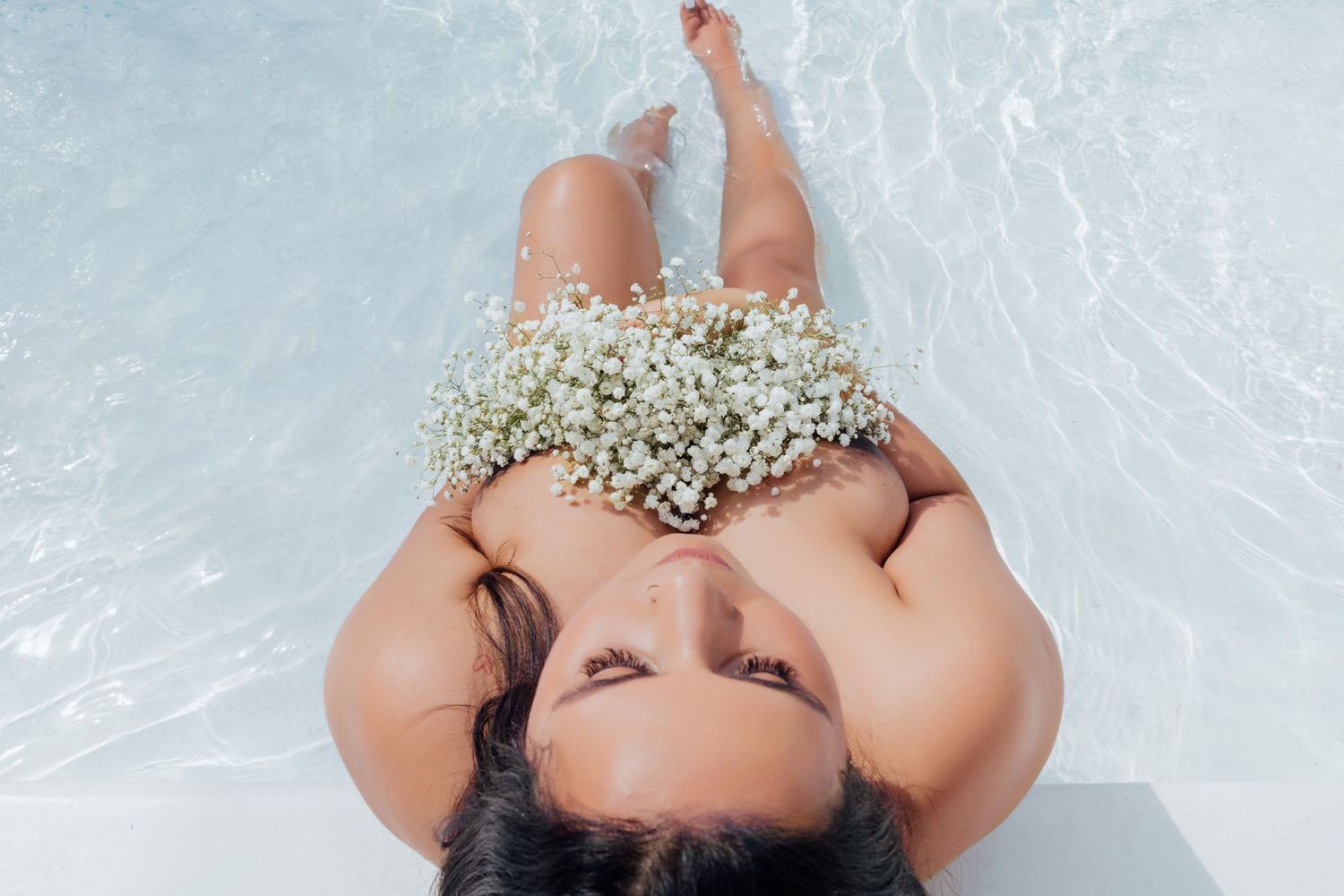 artful image of a maternity outdoor boudoir session