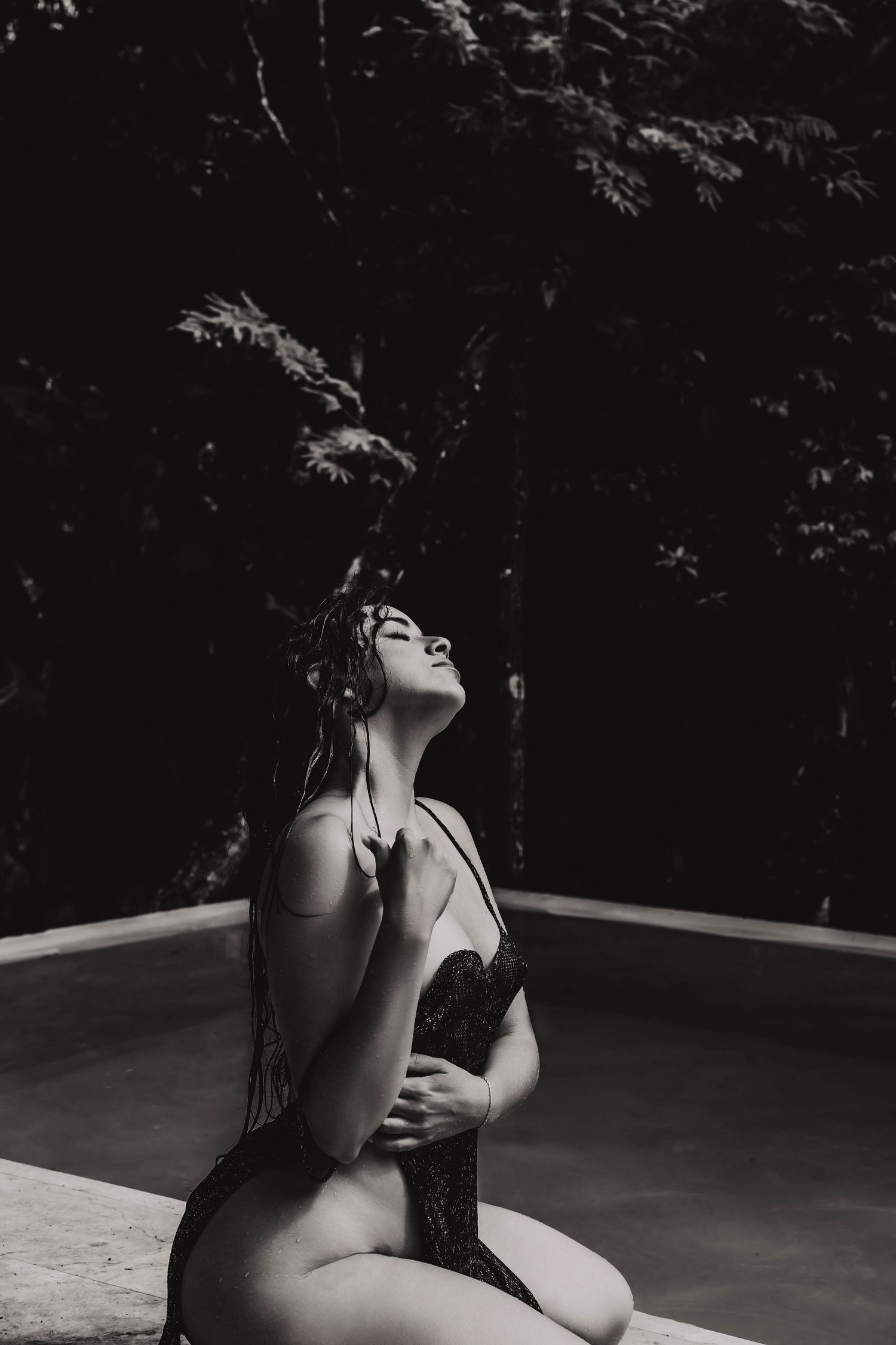 Black-and-white woman outdoor i in Tulum for an intimate session