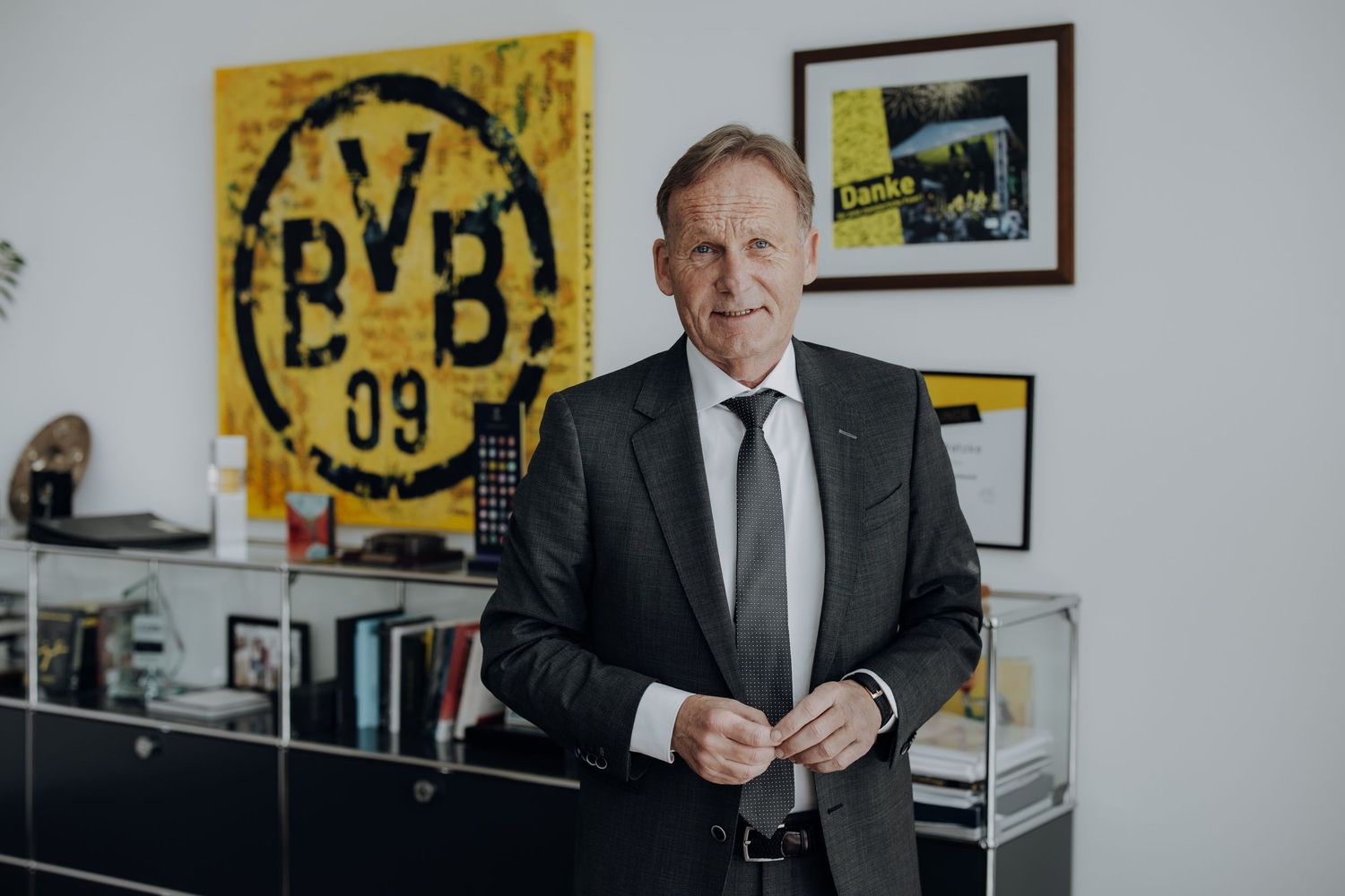 Hans-Joachim Watzke in seinem Büro 2025, fotografiert von Lara Ingenbleek für THE GUARDIAN