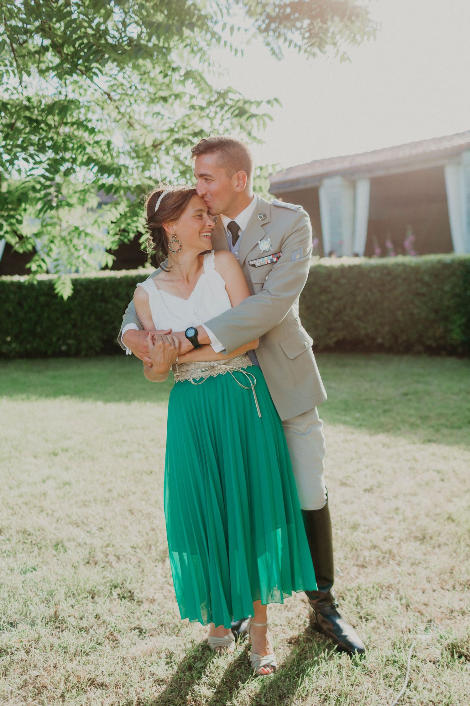 apparté lors du cocktail du mariage pour un militaire et sa femme, invités du mariage