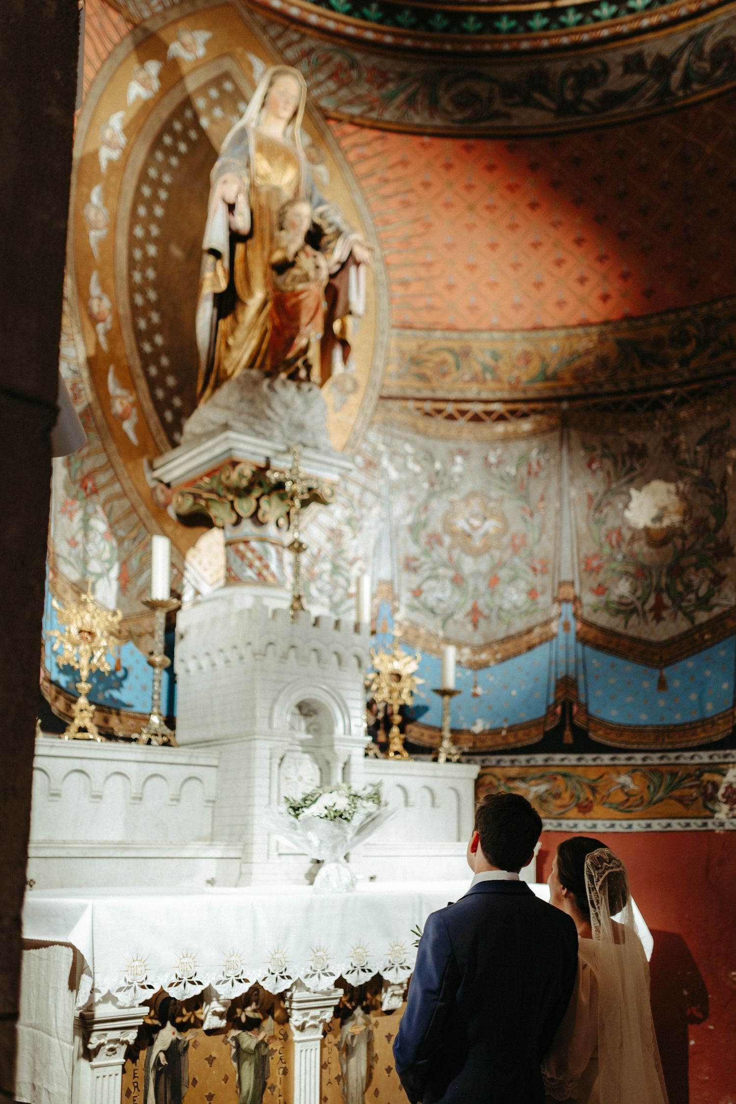 Consécration à la Vierge marie pour les jeunes époux, lors d'une cérémonie catholique.