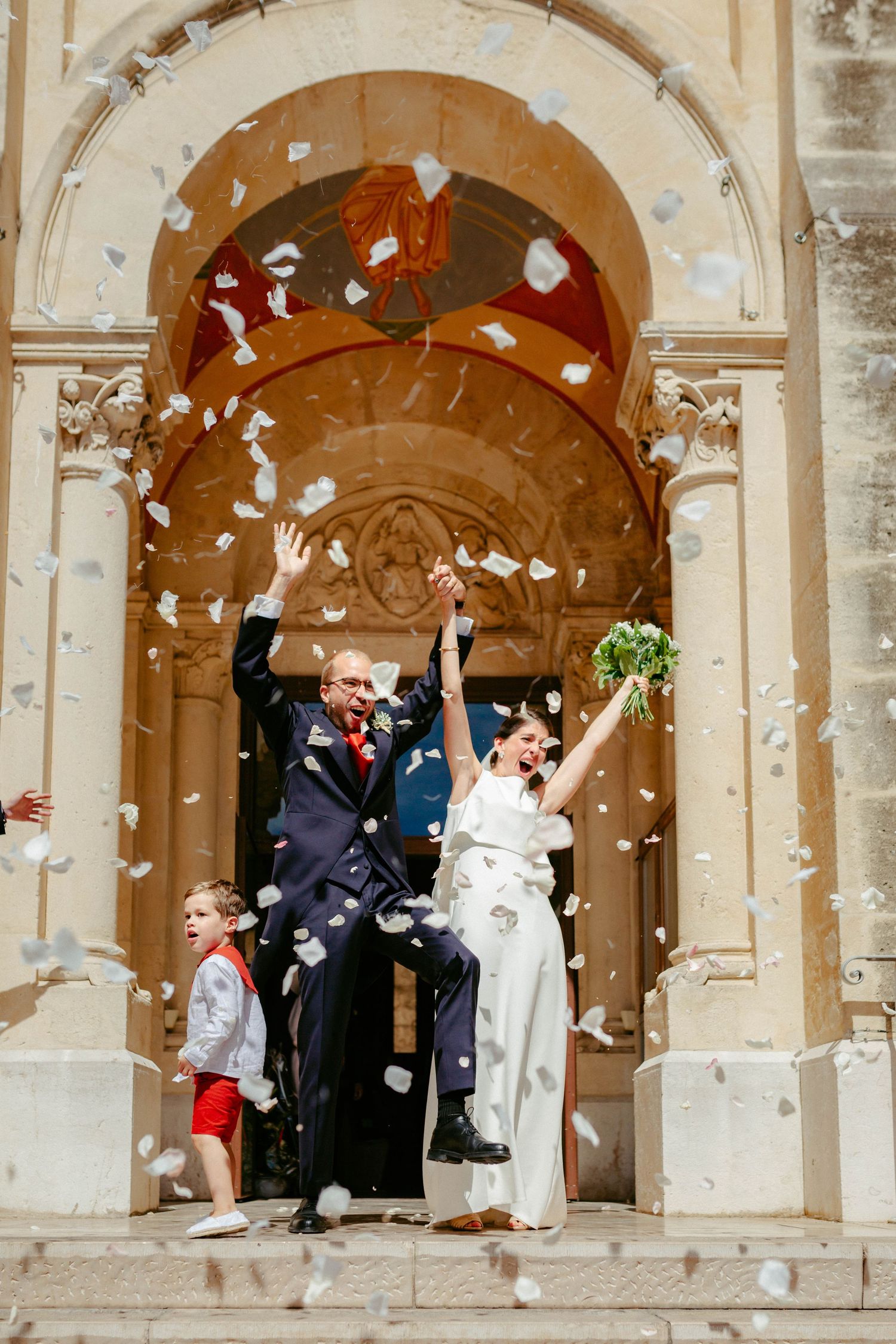 Joyeuse sortie de messe avec des confettis, et pétales de fleurs à Toulon