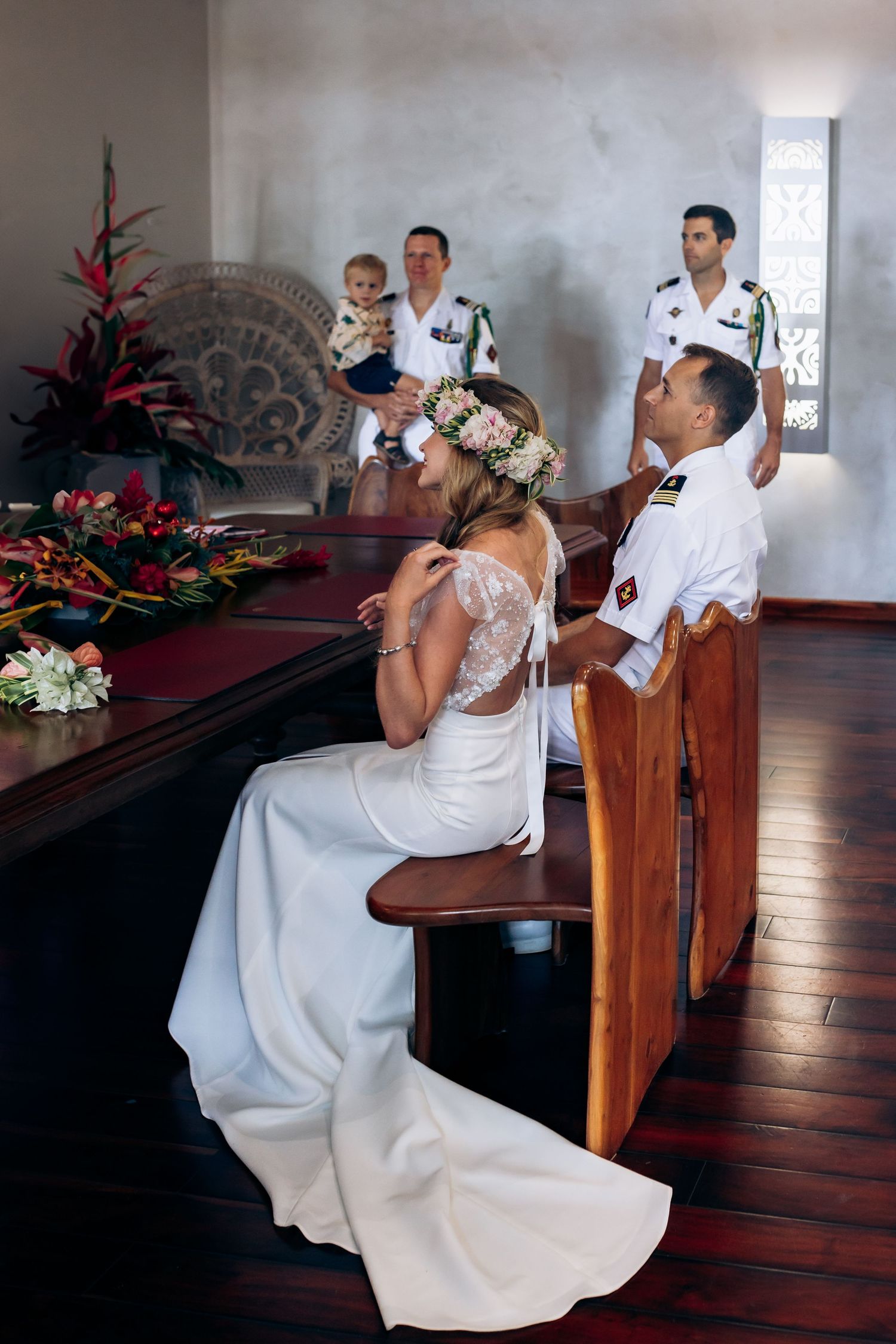 La mariée et le marié sont assis ensemble à l'autel lors de la cérémonie de mariage dans une église tropicale.