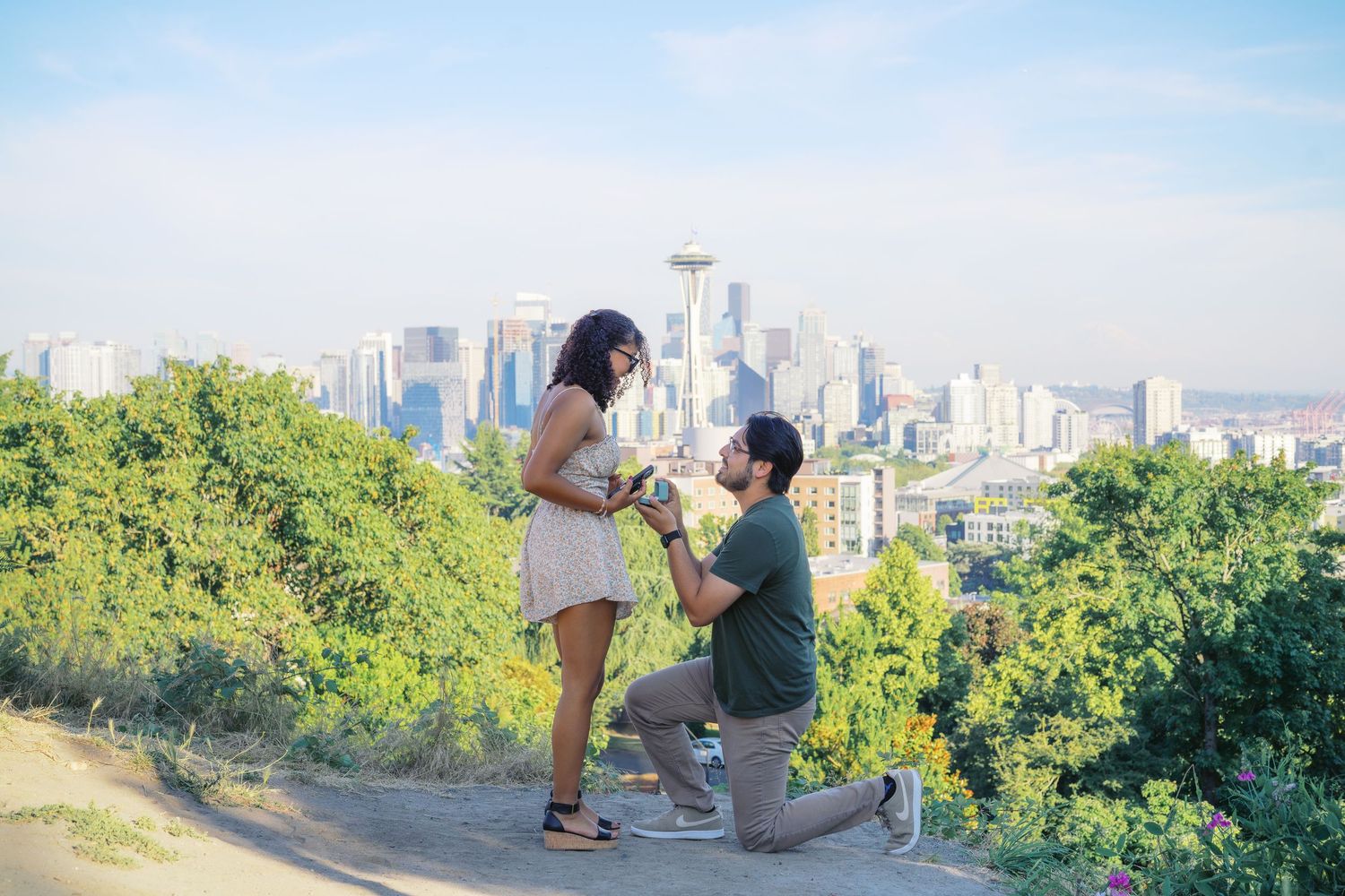 Couple walking up to the Kerry Park overlook before the proposal, Kerry Park proposal photographer, Seattle