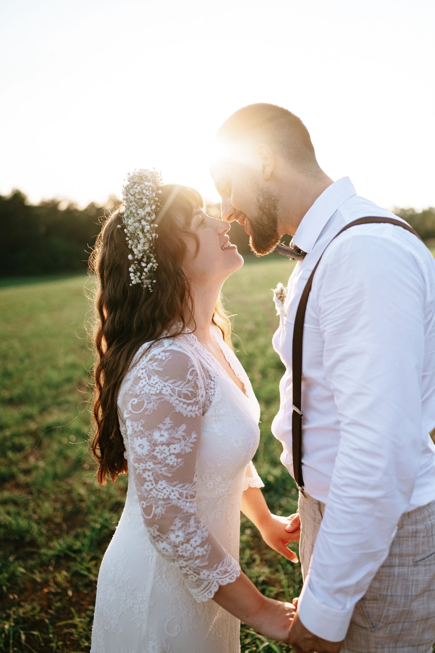 Golden hour wedding photography captures romantic couple in natural outdoor setting.