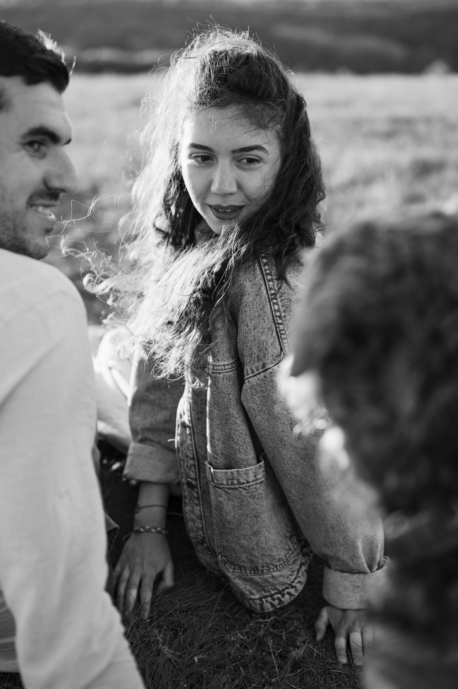 Black and white portrait of a couple sharing intimate moments outdoors.