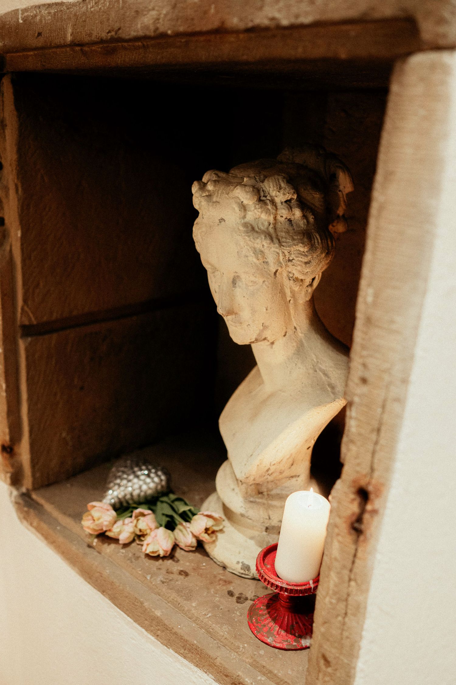 Classical busts displayed in wall niches with decorative red accents.