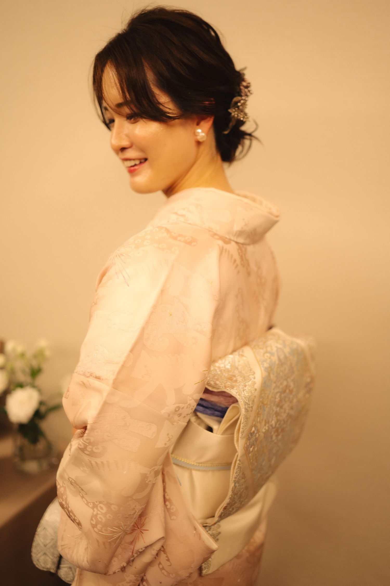 Back view of detailed white lace collar on pink kimono.