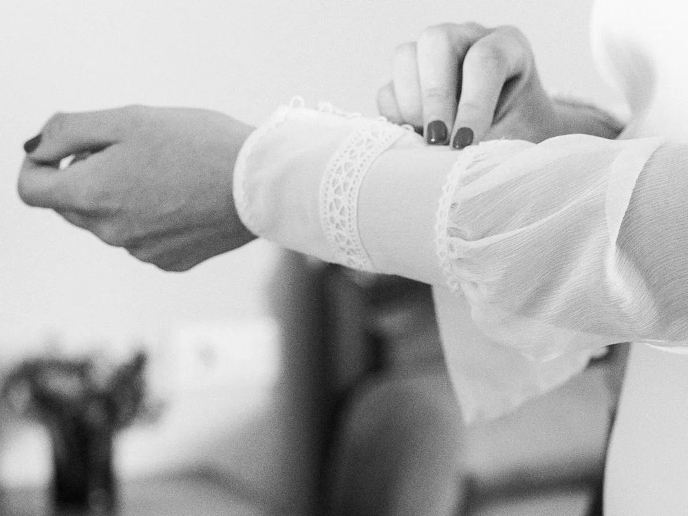 Manga de un vestido de novia en primer plano, detalle elegante y luminoso.