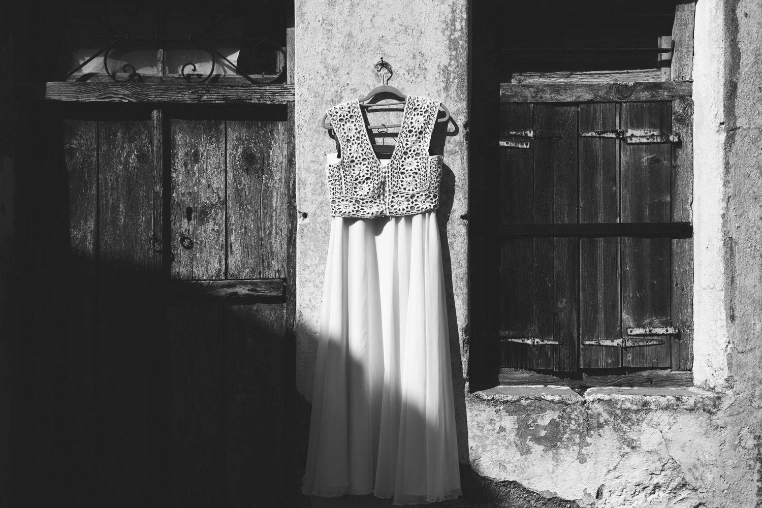 Black and white architectural photos showing stone walls and dramatic lighting.