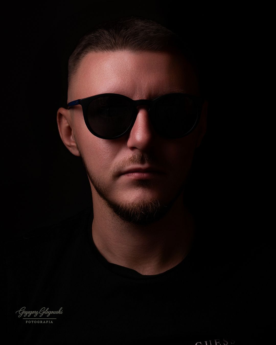 portret mężczyzny w okularach podczas sesji męskiej w Knurowie.