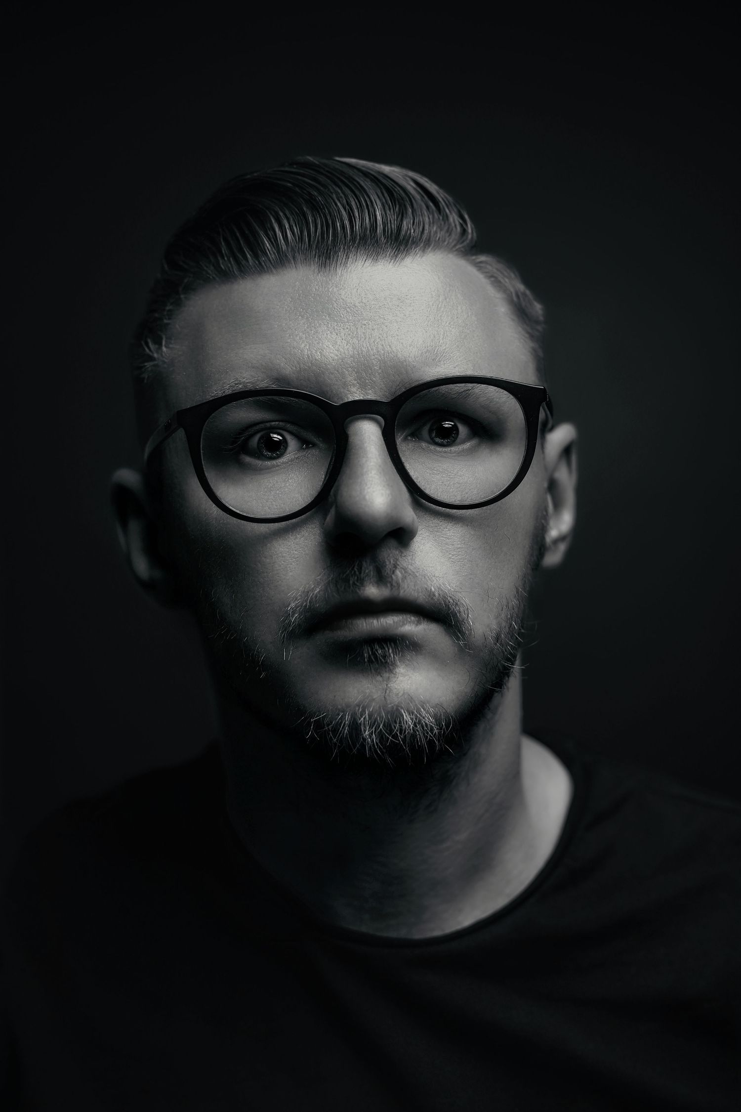 Czarno-biały portret mężczyzny w okularach podczas sesji męskiej w Knurowie.