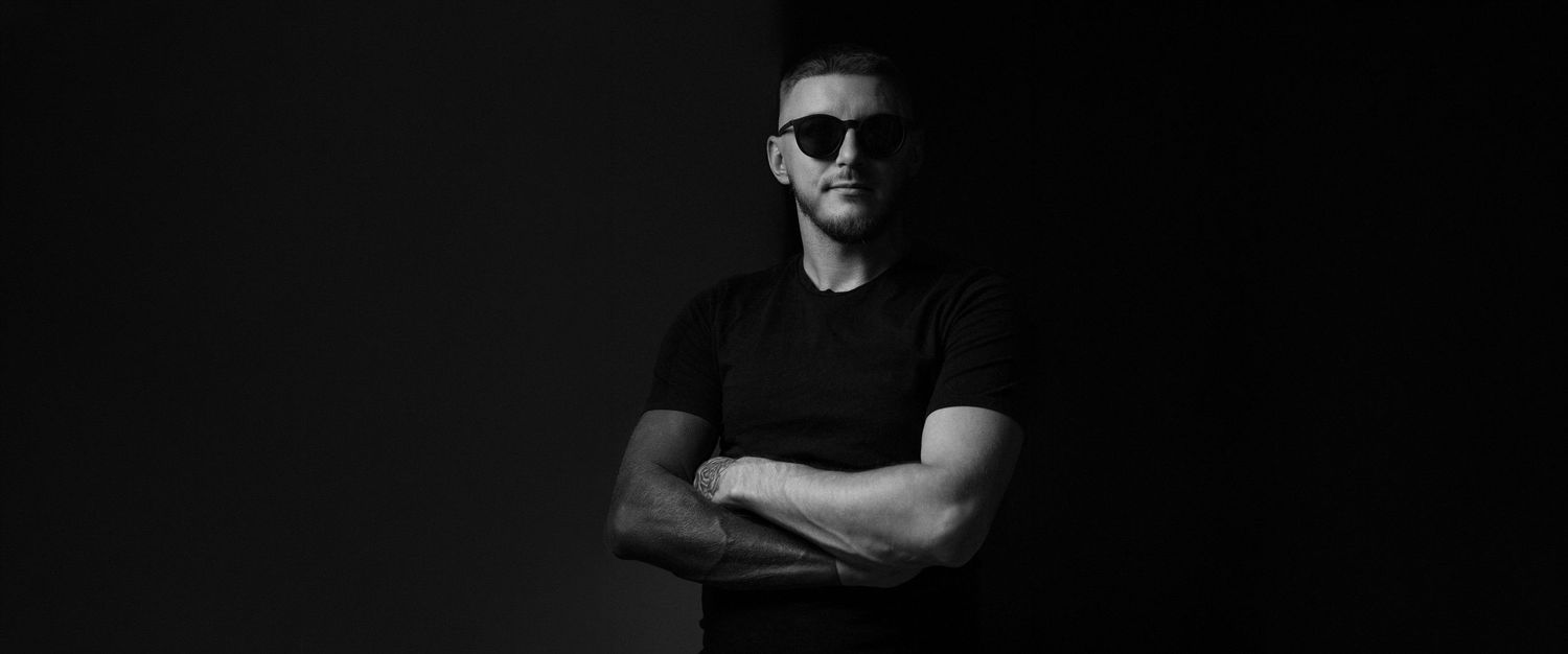 Czarno-biały portret mężczyzny w okularach podczas sesji męskiej w Knurowie.