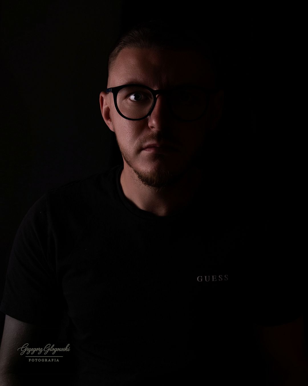 portret mężczyzny w okularach podczas sesji męskiej w Knurowie.