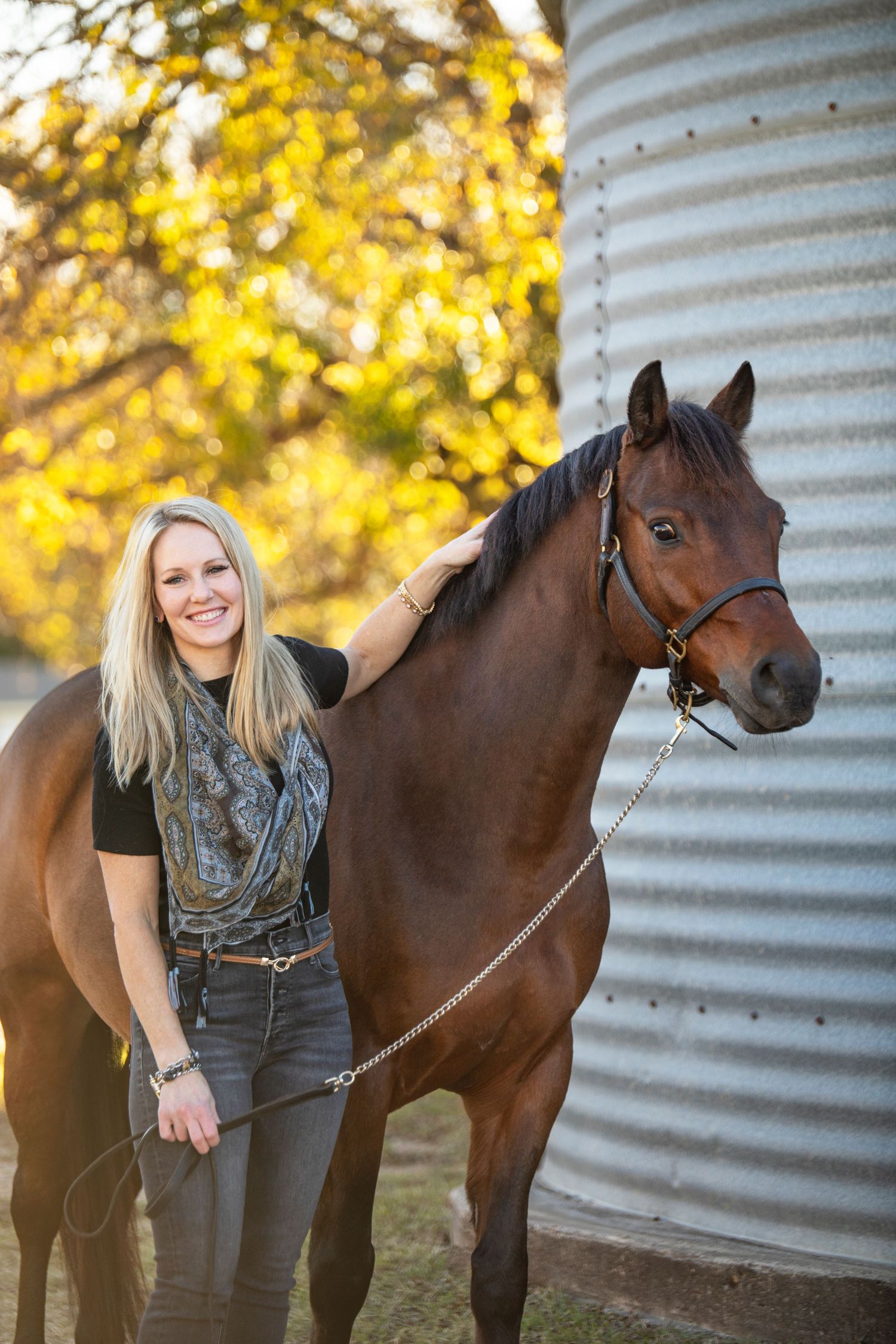 woman standing next to horse. Cedar Hill equine photographer.