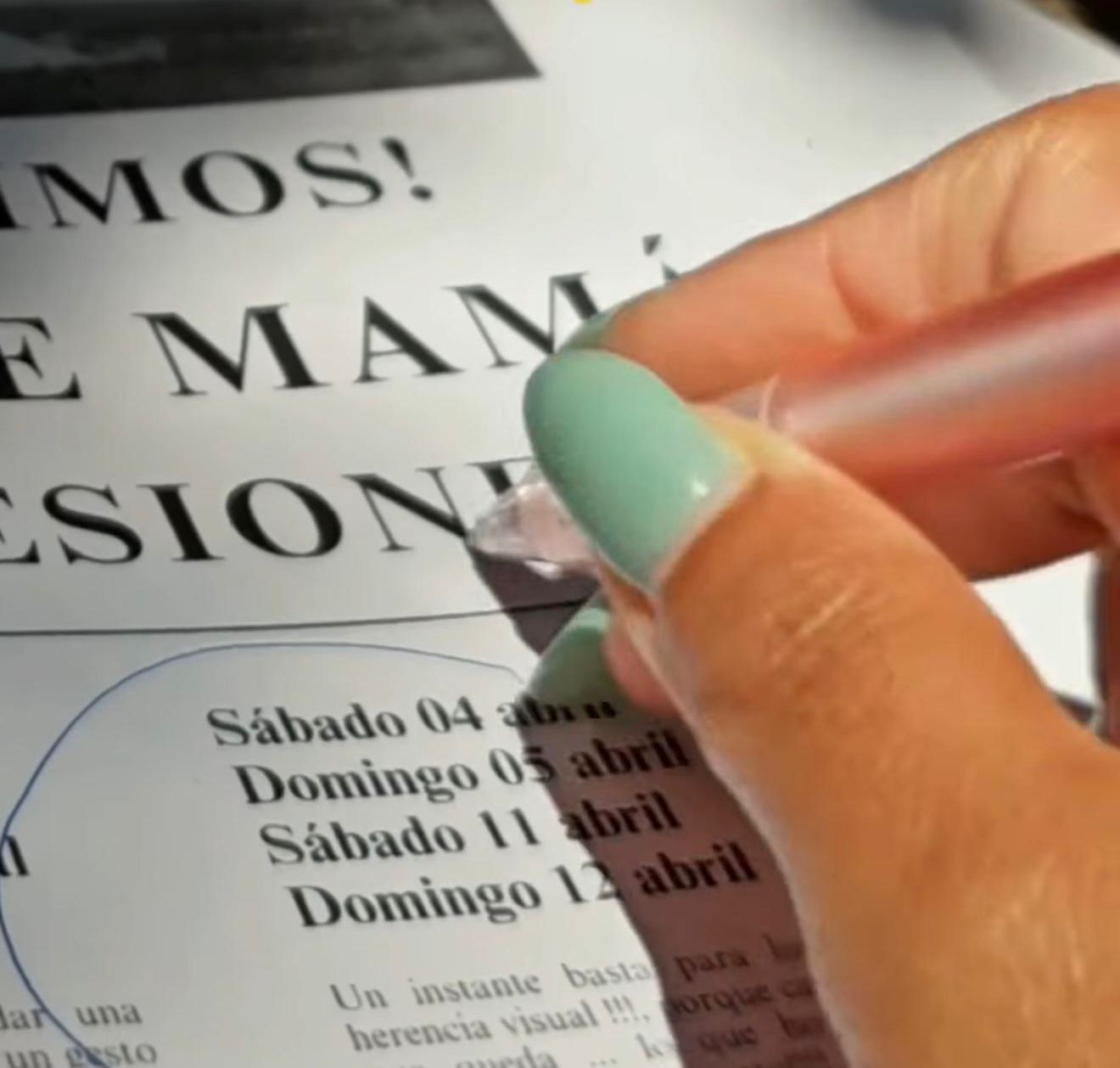 Hand with mint green nails pointing at Spanish text listing April Saturday and Sunday dates.