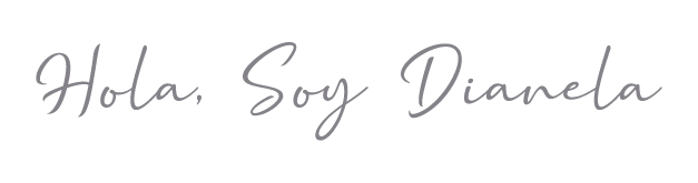 Handwritten script text reading Hola Soy Dianela in elegant cursive font on a white background.