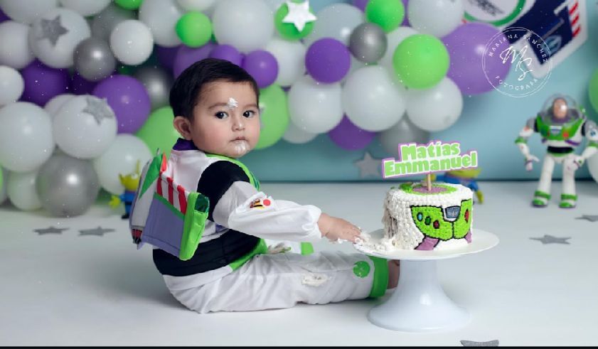 Buzz Lightyear themed party setup with purple, green and white balloon decorations.